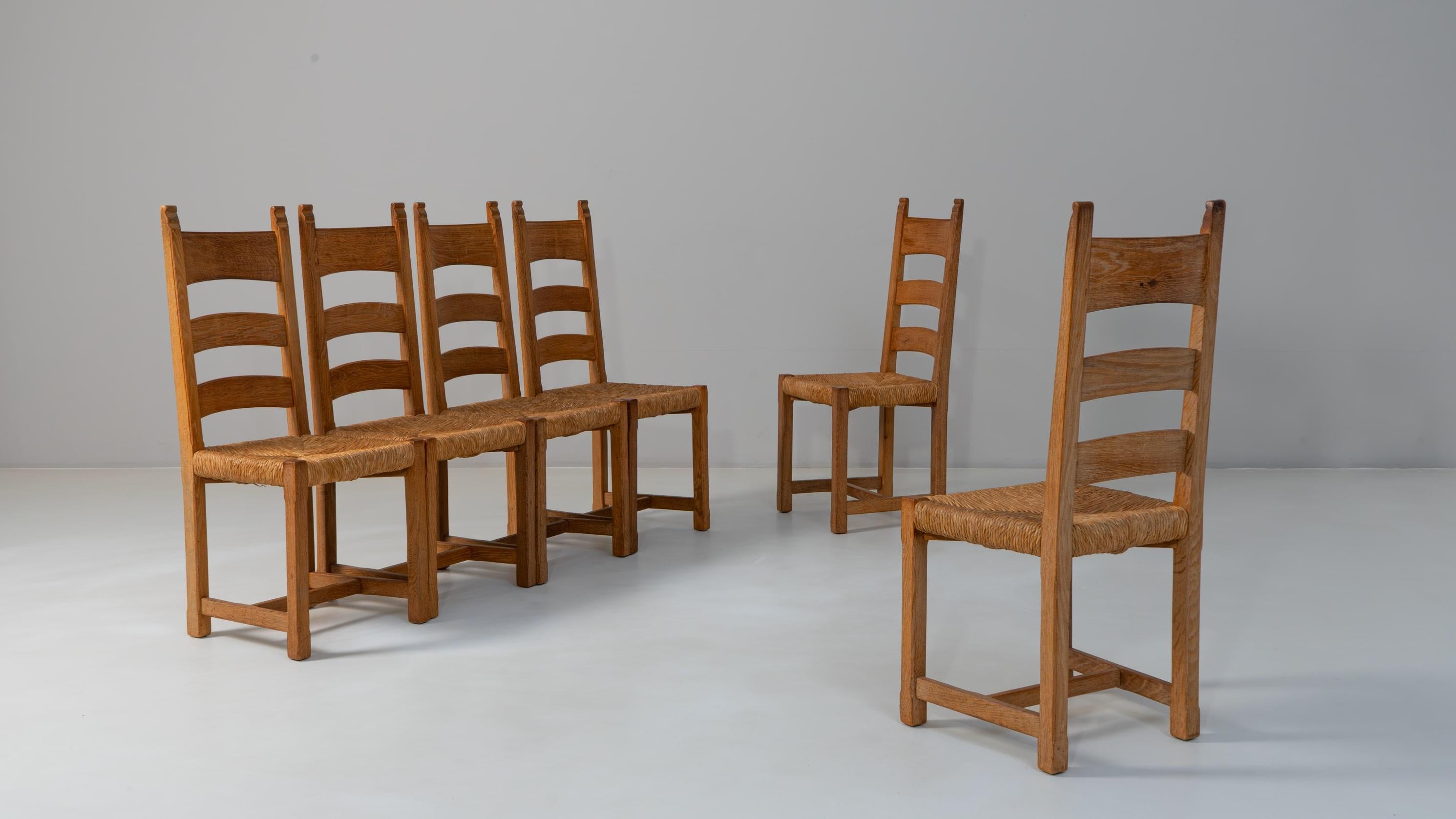 Set di sei sedie da pranzo con schienale a scaletta in Oak del XX secolo. In condizioni buone in vendita a High Point, NC