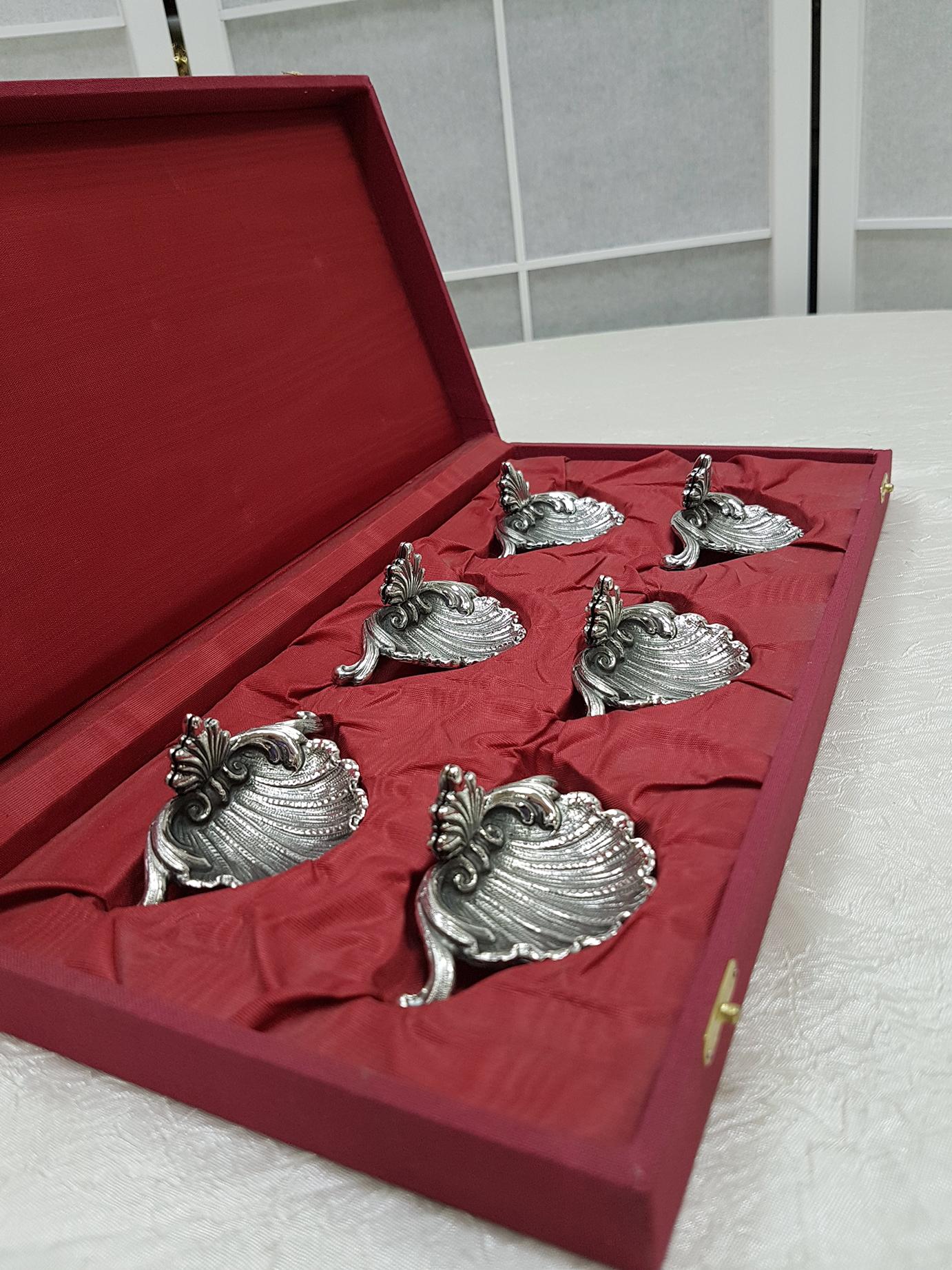 Set of Six 20th Century Solid Silver Shell Shape Place Holder For Sale 3