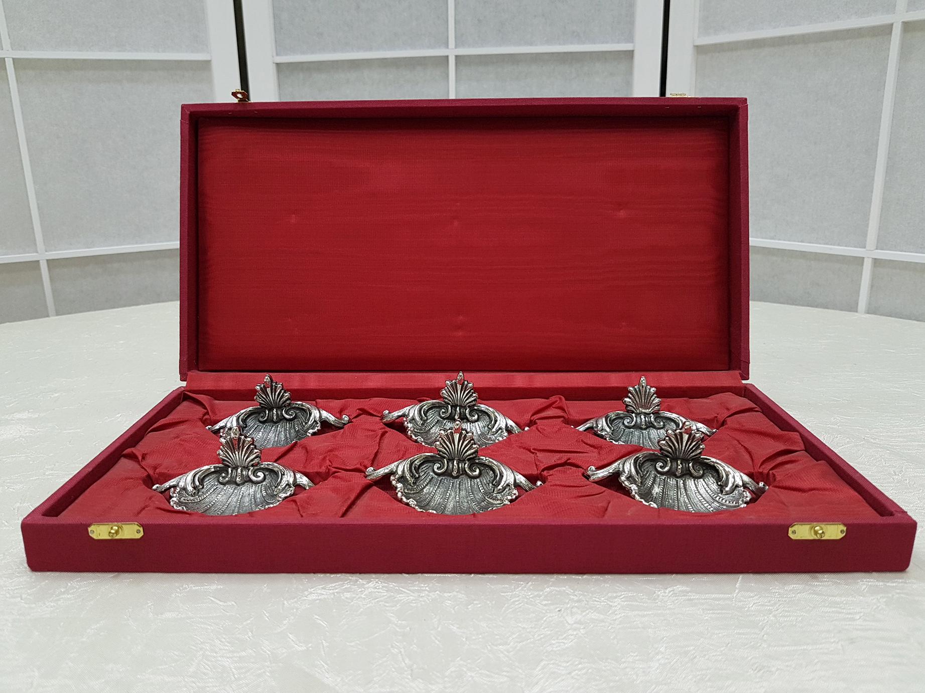Elegant set consisting of 6 place cards in baroque style in solid silver in the shape of a shell. The processing is in fusion and the chisel finish.