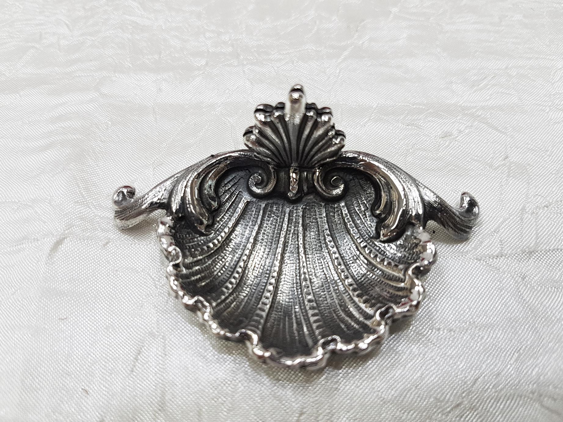 Set of Six 20th Century Solid Silver Shell Shape Place Holder In Excellent Condition For Sale In VALENZA, IT
