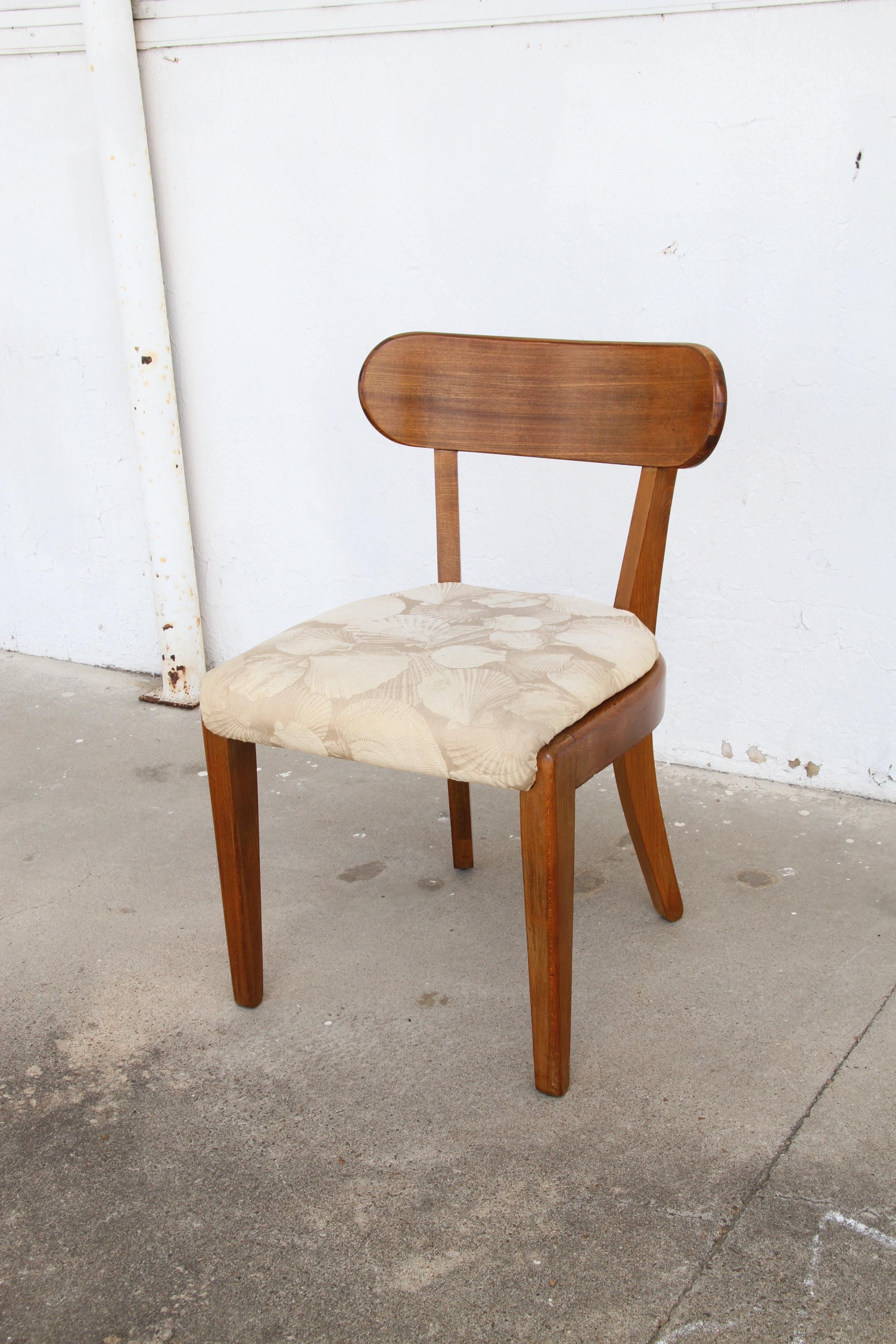 Edward Wormley entwarf 1947 für die Precedent Side Chairs der Serie 239-4.
6 Stühle für den Essbereich, Massivholzkonstruktion, naturbelassen.


Abmessungen:
Höhe: 30 Zoll
Breite: 19 Zoll
Tiefe: 21 Zoll
Sitzhöhe: 18 Zoll  