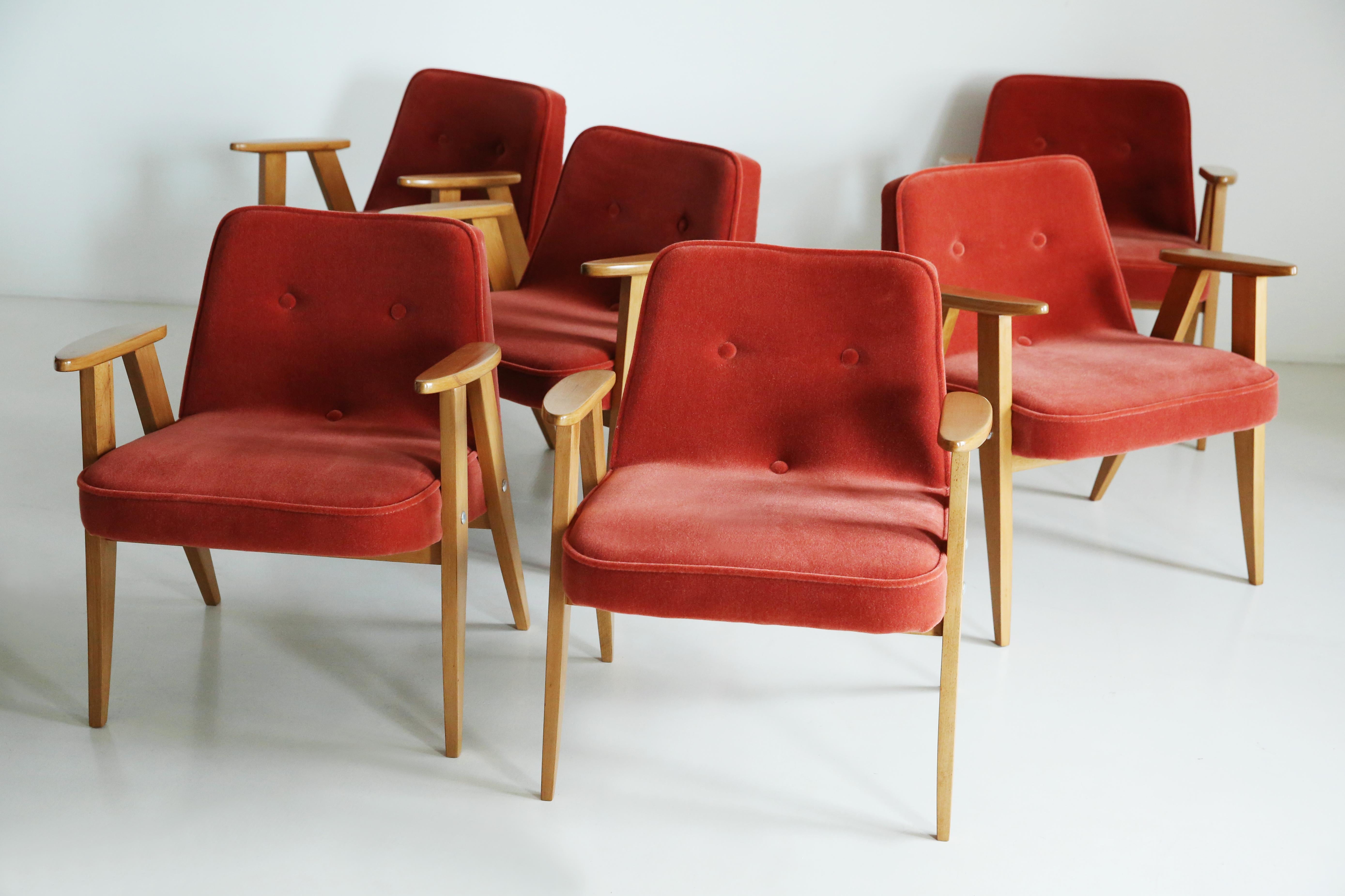 La poltrona 366 è un'icona del design polacco del periodo PRL.

La famosa poltrona è stata progettata nel 1962 dall'interior designer e designer di mobili polacco Jozef Marian Chierowski. Prodotto nella Lower Silesian Furniture Factory di