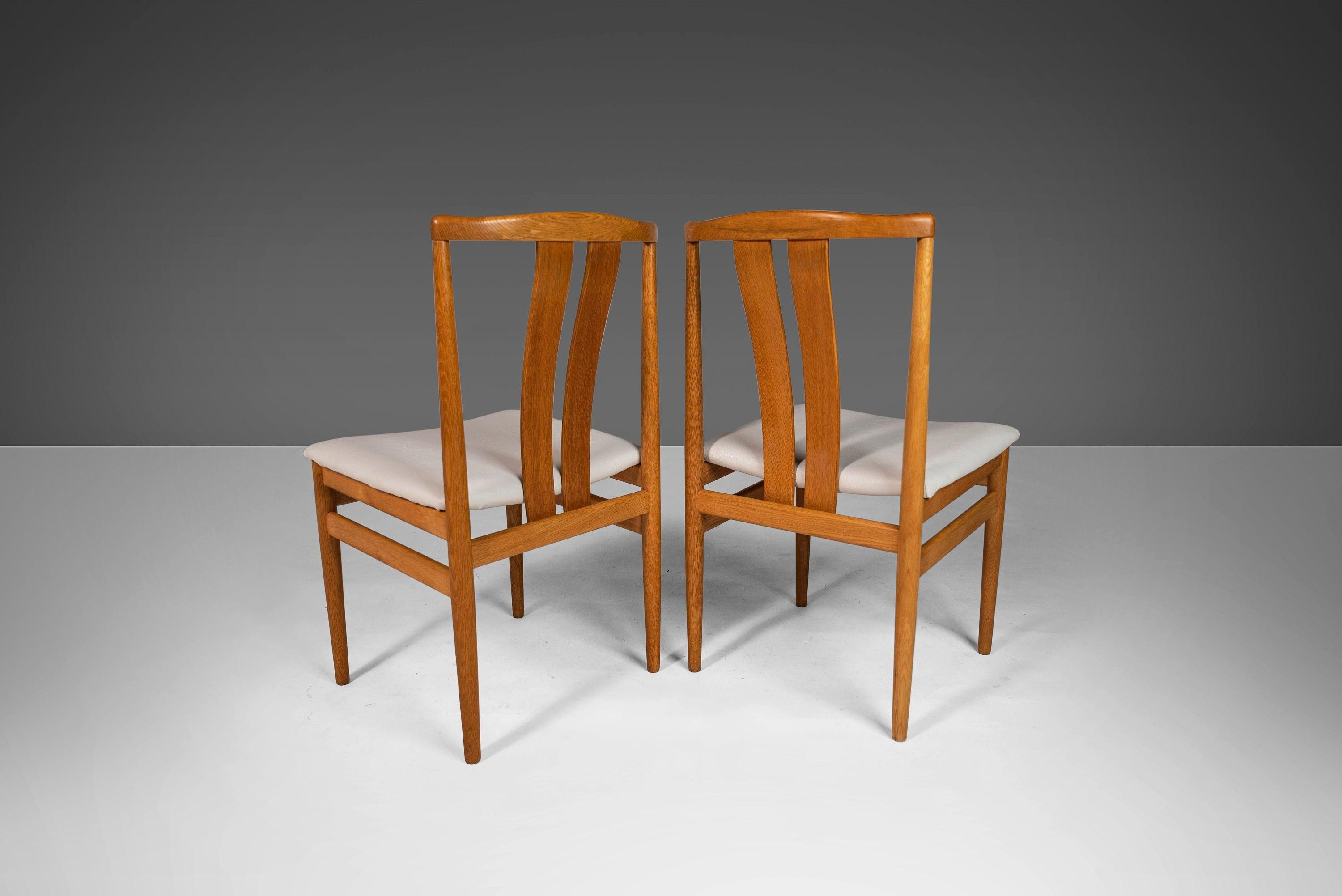 Ensemble de six (6) chaises de salle à manger danoises en chêne par Vamdrup Stolefabrik, vers 1970 Bon état - En vente à Deland, FL