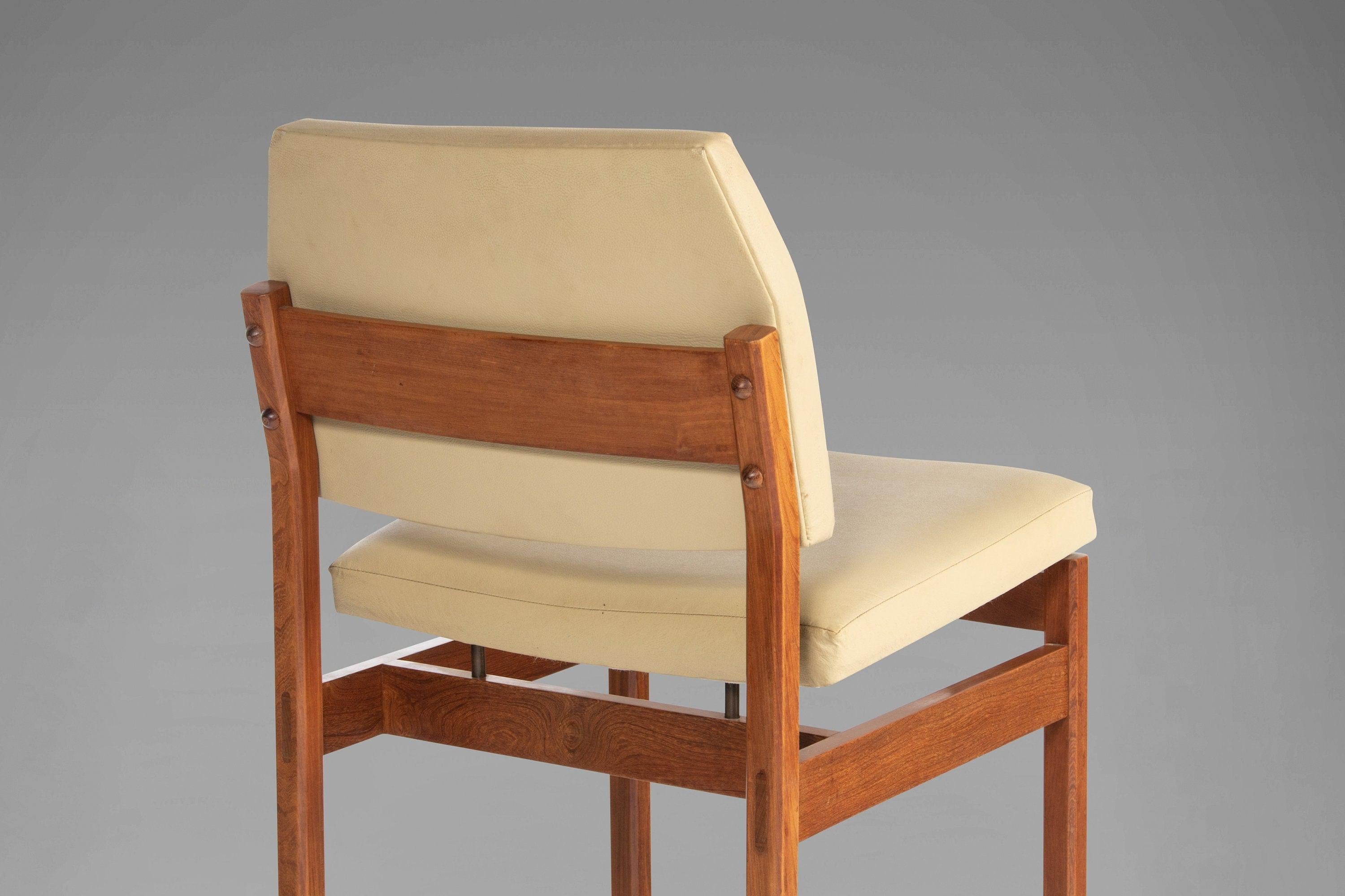 Mid-Century Modern Set of Six (6) Walnut Dining Chairs in the Manner of Jens Risom, USA, c. 1960s For Sale