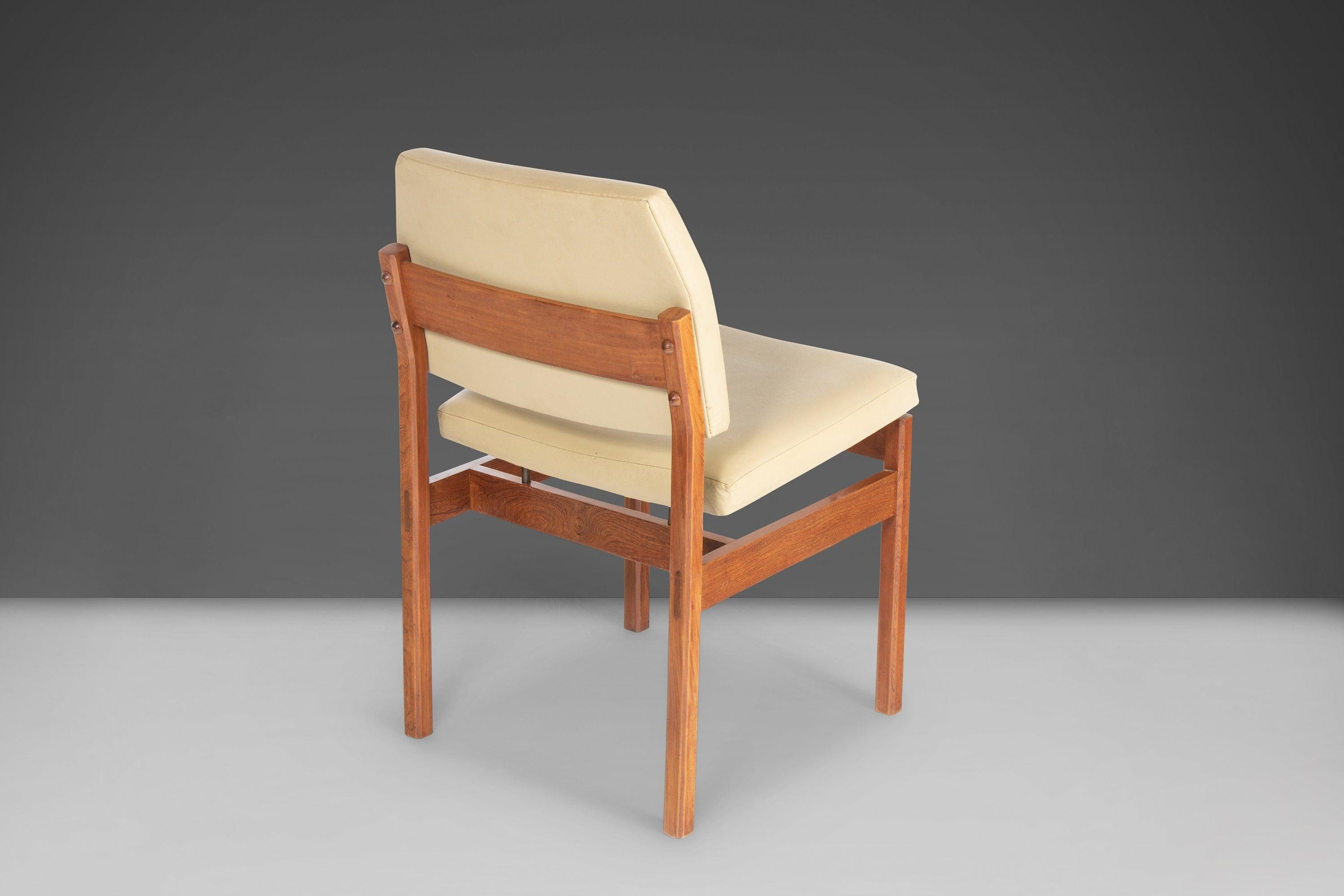 Set of Six (6) Walnut Dining Chairs in the Manner of Jens Risom, USA, c. 1960s For Sale 1