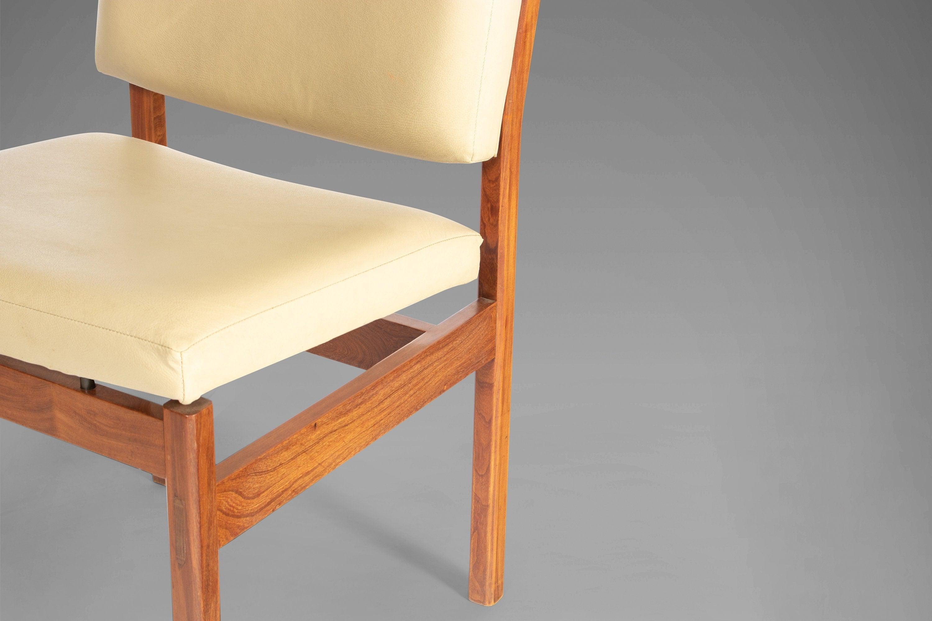 Set of Six (6) Walnut Dining Chairs in the Manner of Jens Risom, USA, c. 1960s For Sale 2