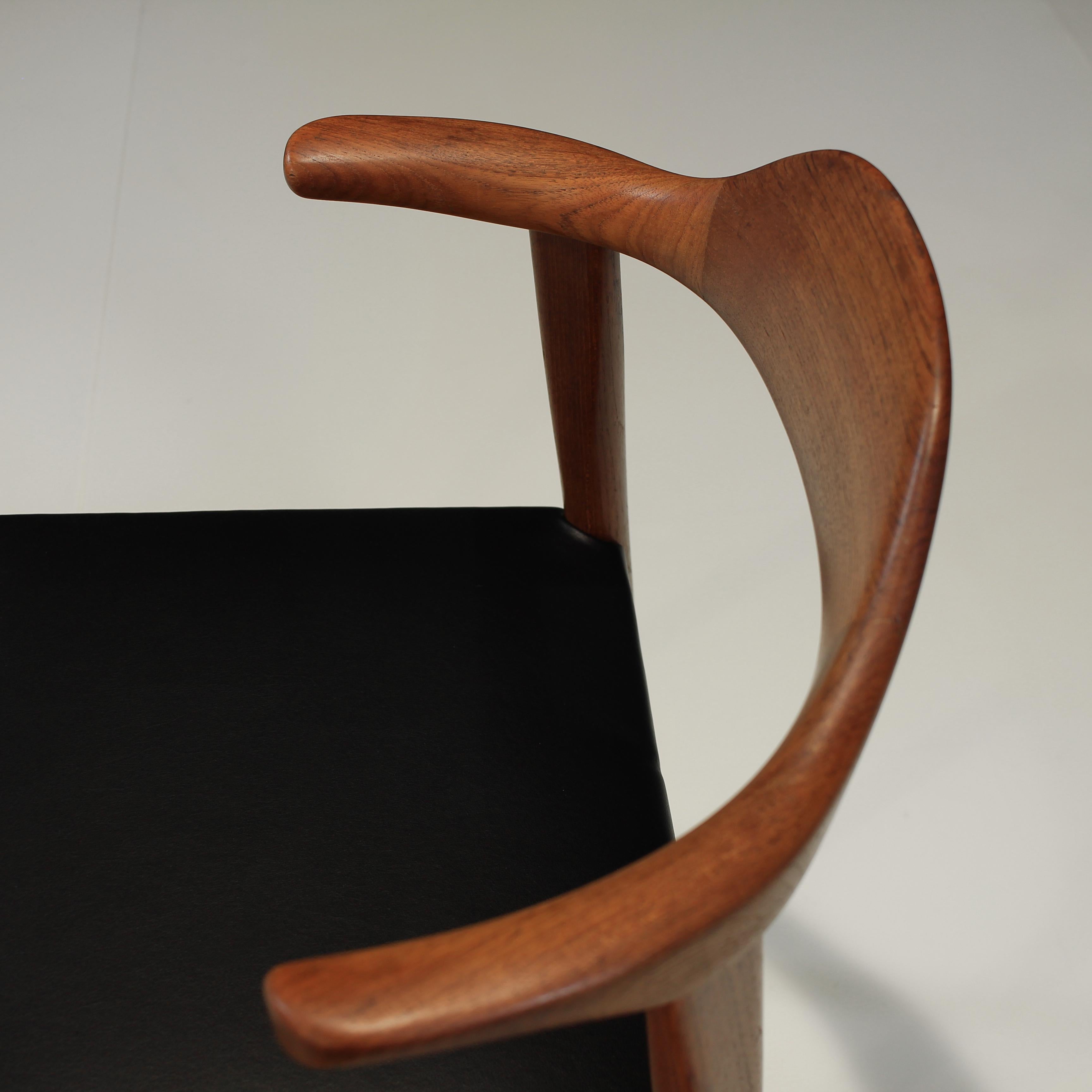Scandinavian Modern Set of Six (6) Harry Østergaard Teak Bull Horn Dining Chairs in Italian Leather