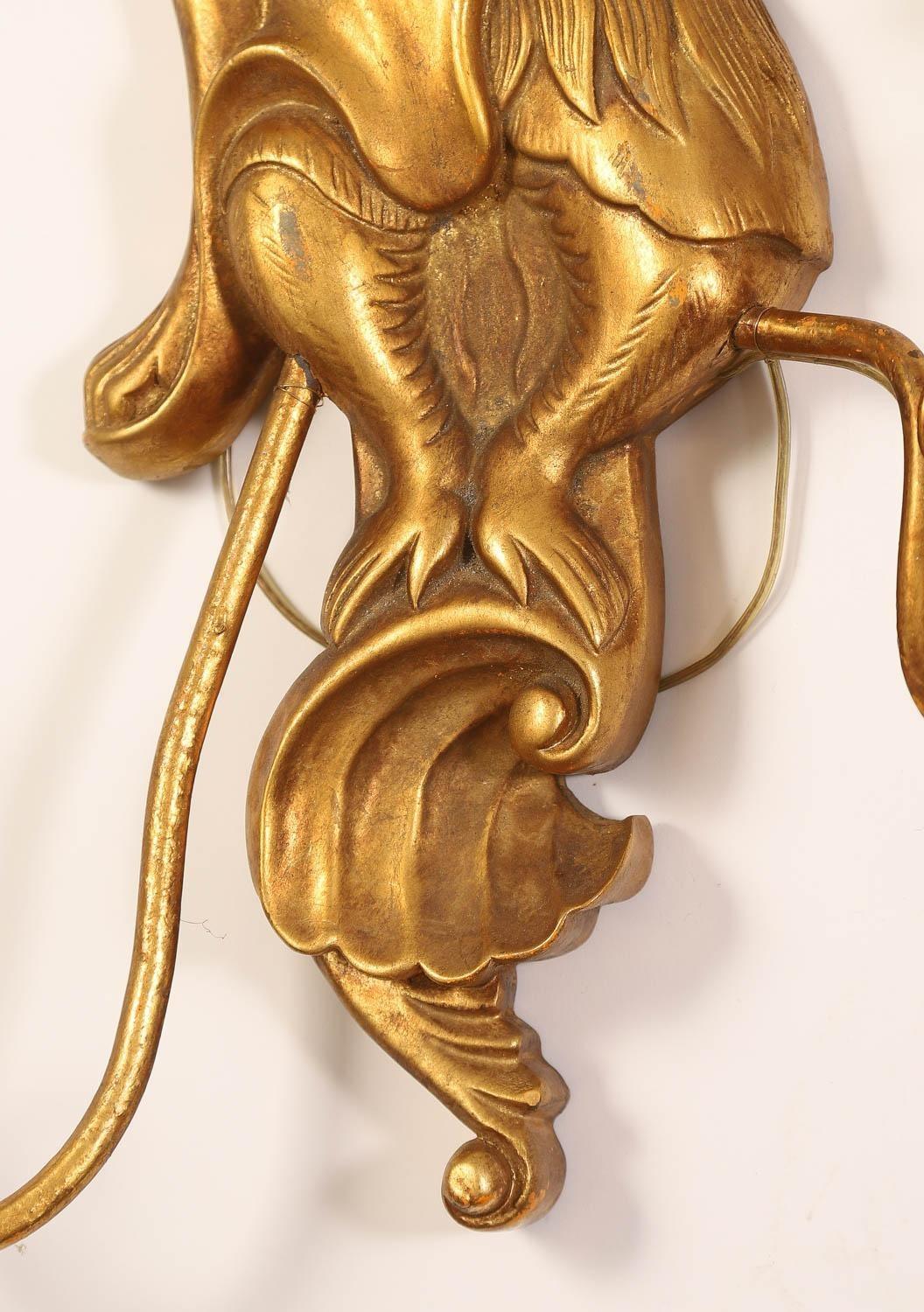 Satz von sechs (6) großen italienischen handgeschnitzten, vergoldeten Holz- und Metallleuchtern in Form eines venezianischen Affen, jeweils etwa 22 x 15 x 5 1/2 Zoll, mit Kandelaberfassungen und Verkabelung, gebrauchsfertig. 
