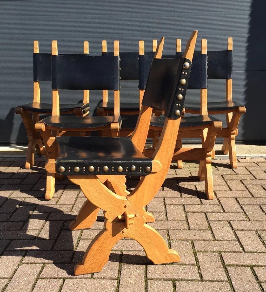Ensemble de six chaises en chêne massif et cuir noir de l'époque médiévale fabriquées à la main Bon état - En vente à Lisse, NL