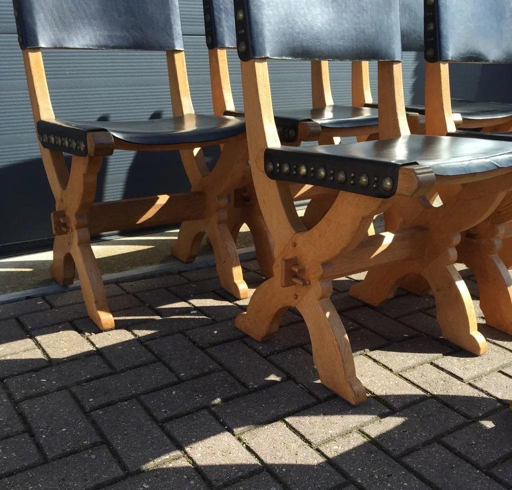 Laiton Ensemble de six chaises en chêne massif et cuir noir de l'époque médiévale fabriquées à la main en vente