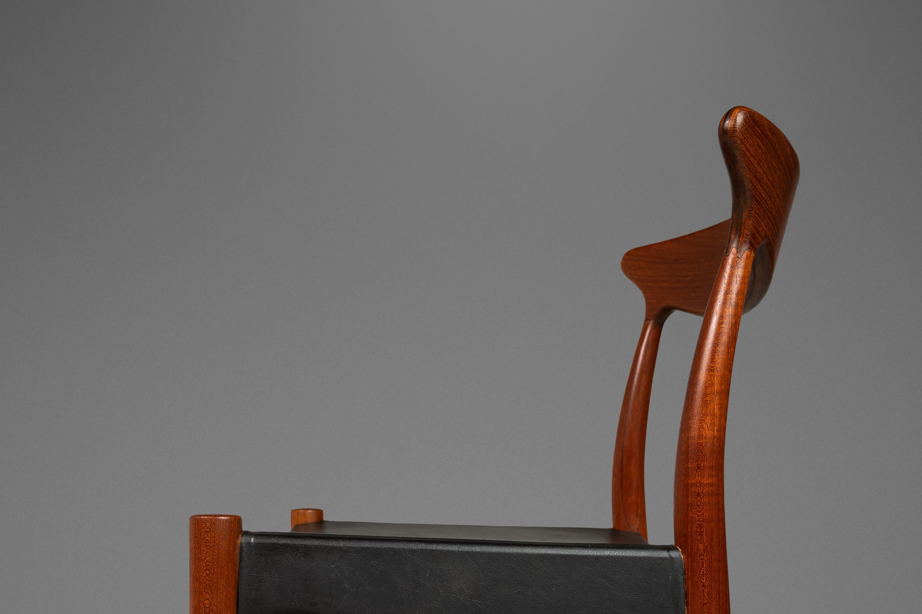 Imitation cuir Ensemble de six (6) chaises de salle à manger modèle Mk 310 par Arne Hovmand-Olsen, Danemark, années 1960