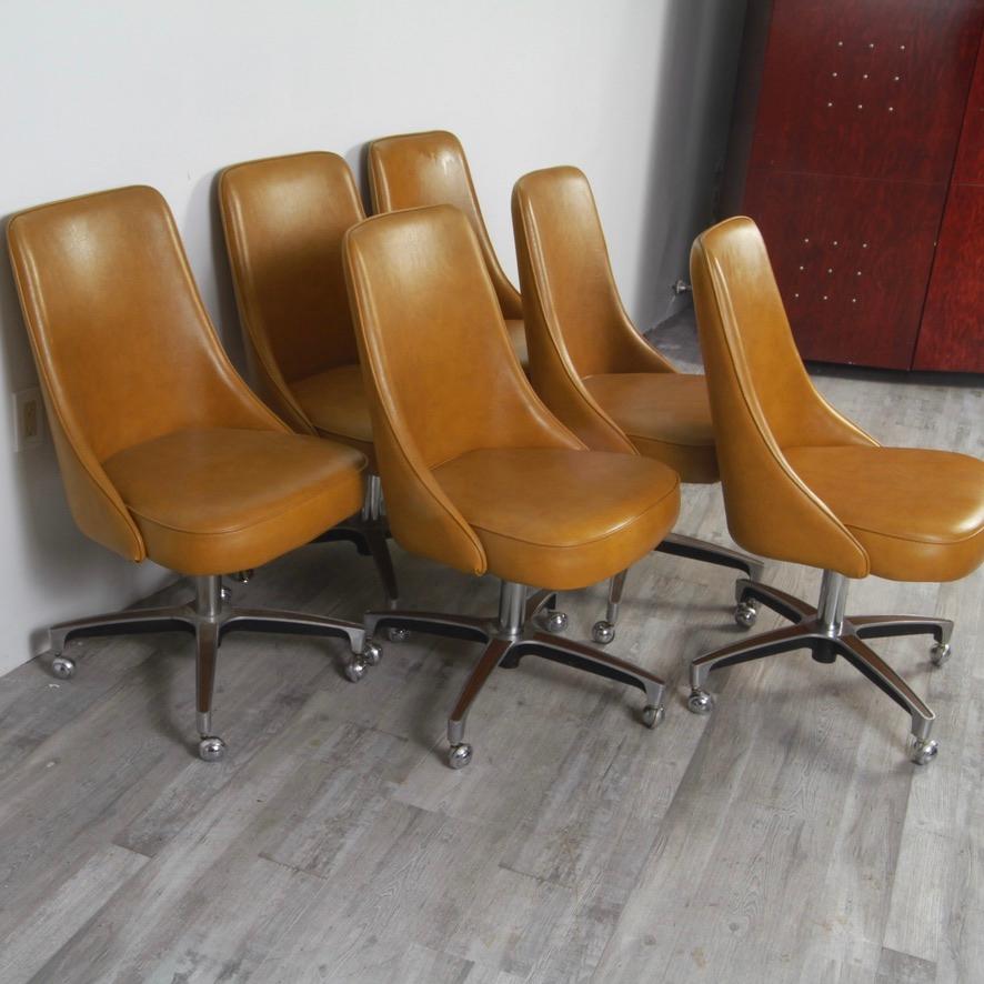 Set of Six 60s Era Chromcraft Chairs on Castors In Good Condition In New London, CT