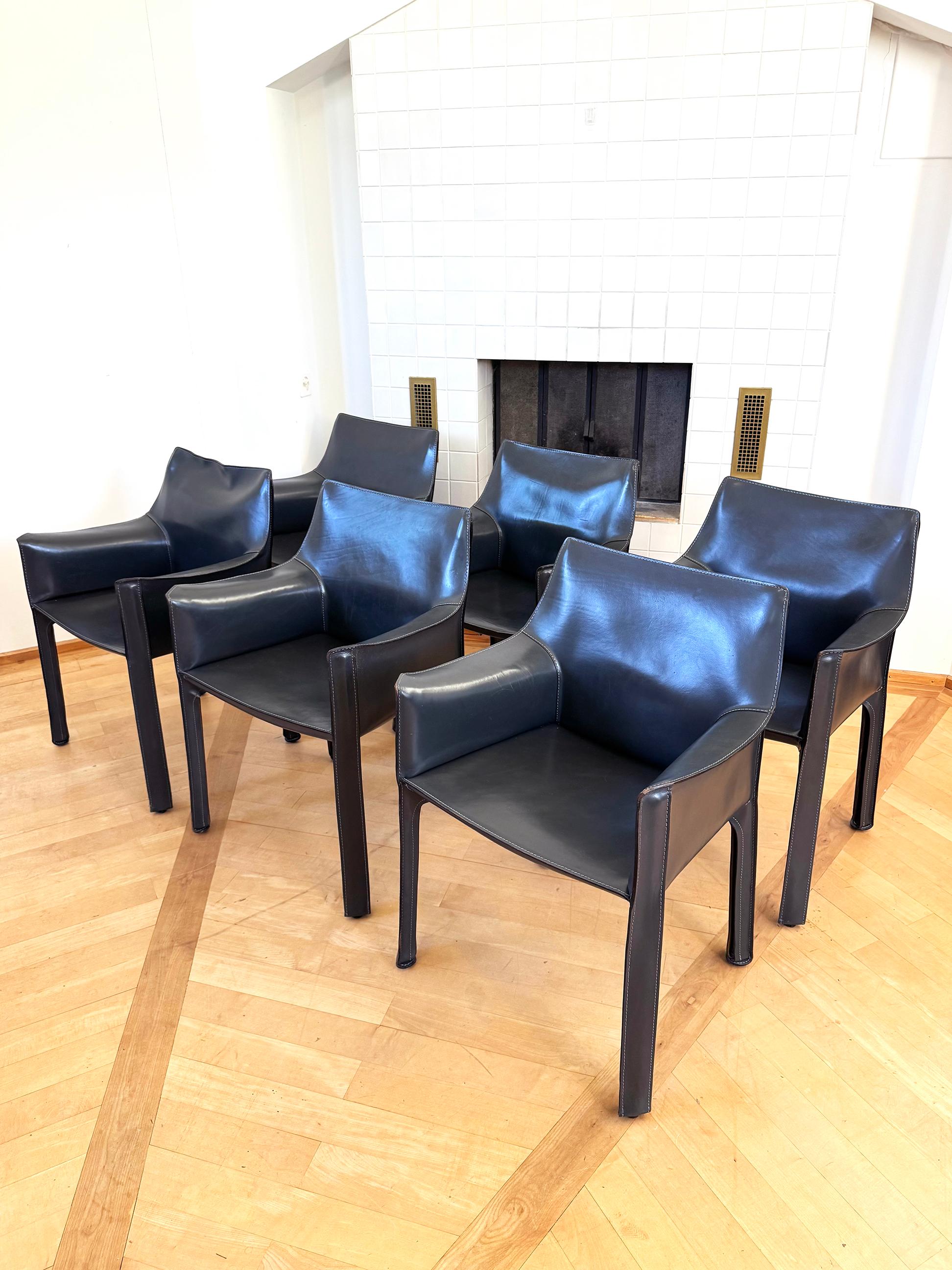 Postmoderno Set di sei poltrone Cab 413 anni '70 Mario Bellini Cassina Grigio Scuro / Pelle Nera in vendita