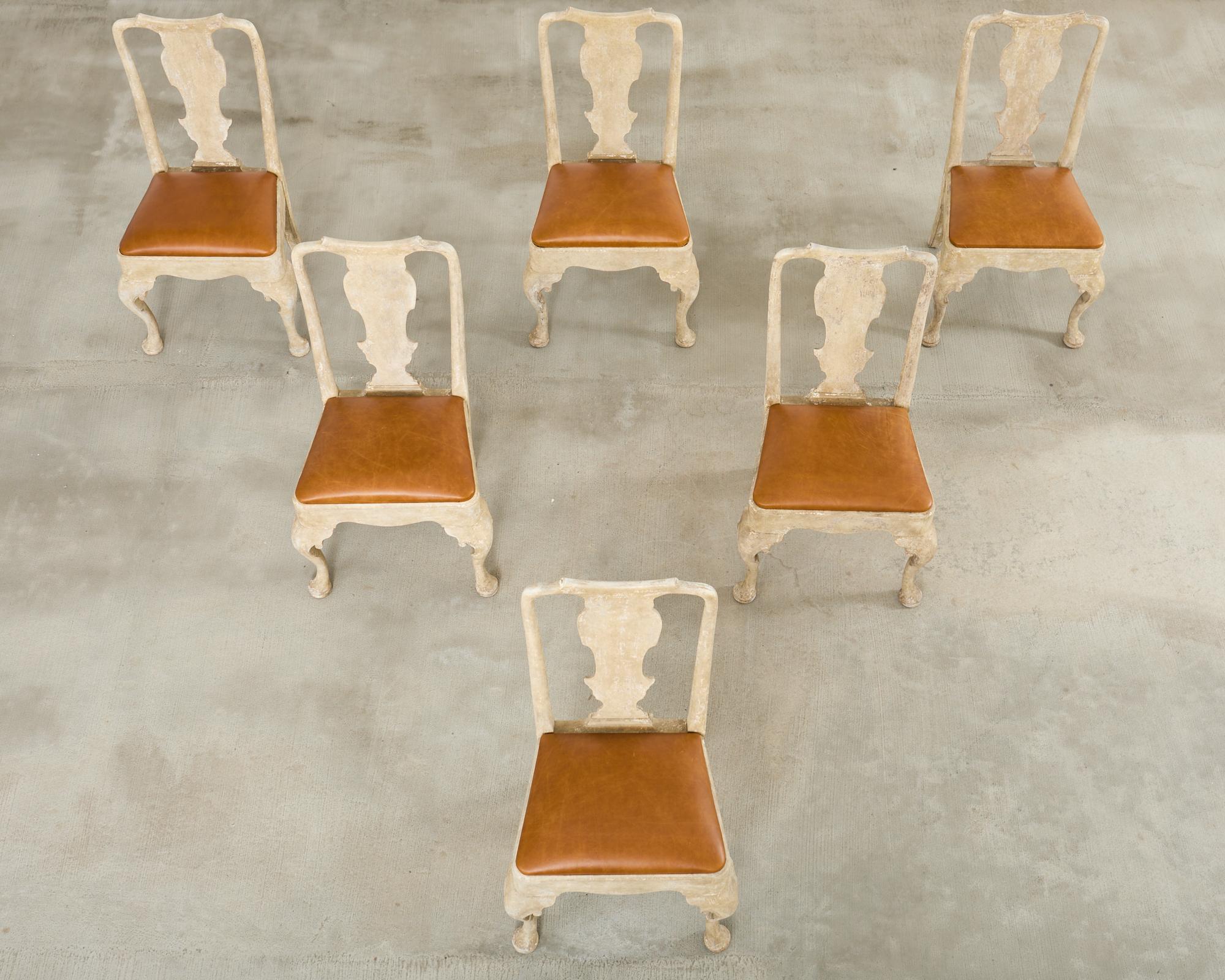 Set of Six A. Rudin Distressed Queen Anne Style Dining Chairs Hecho a mano en venta
