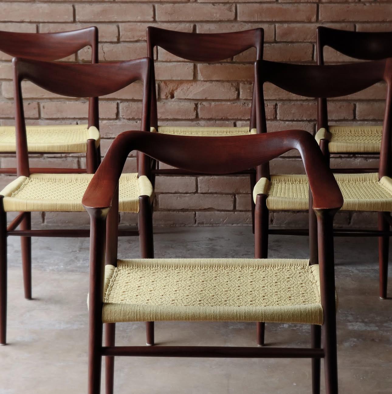 Bellissimo set di 6 sedie da pranzo Afromosia di Adolf Relling e Rolf Rastad per Gustav Bahus & Eft, C.C. 1954. Tutte le sedute sono caratterizzate da corde gialle, ognuna con un motivo diverso, e includono una scultura.  La poltrona 