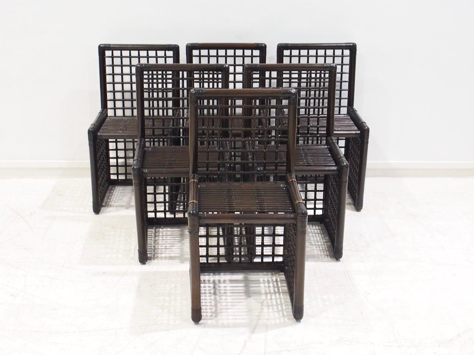 Sei sedie, modello Basilian, disegnate da Afra & Tobia Scarpa e prodotte da B&B Maxalto negli anni Settanta. La struttura di queste sedie quadrate è realizzata in bambù e rattan verniciato marrone scuro con dettagli in ottone. Etichetta del