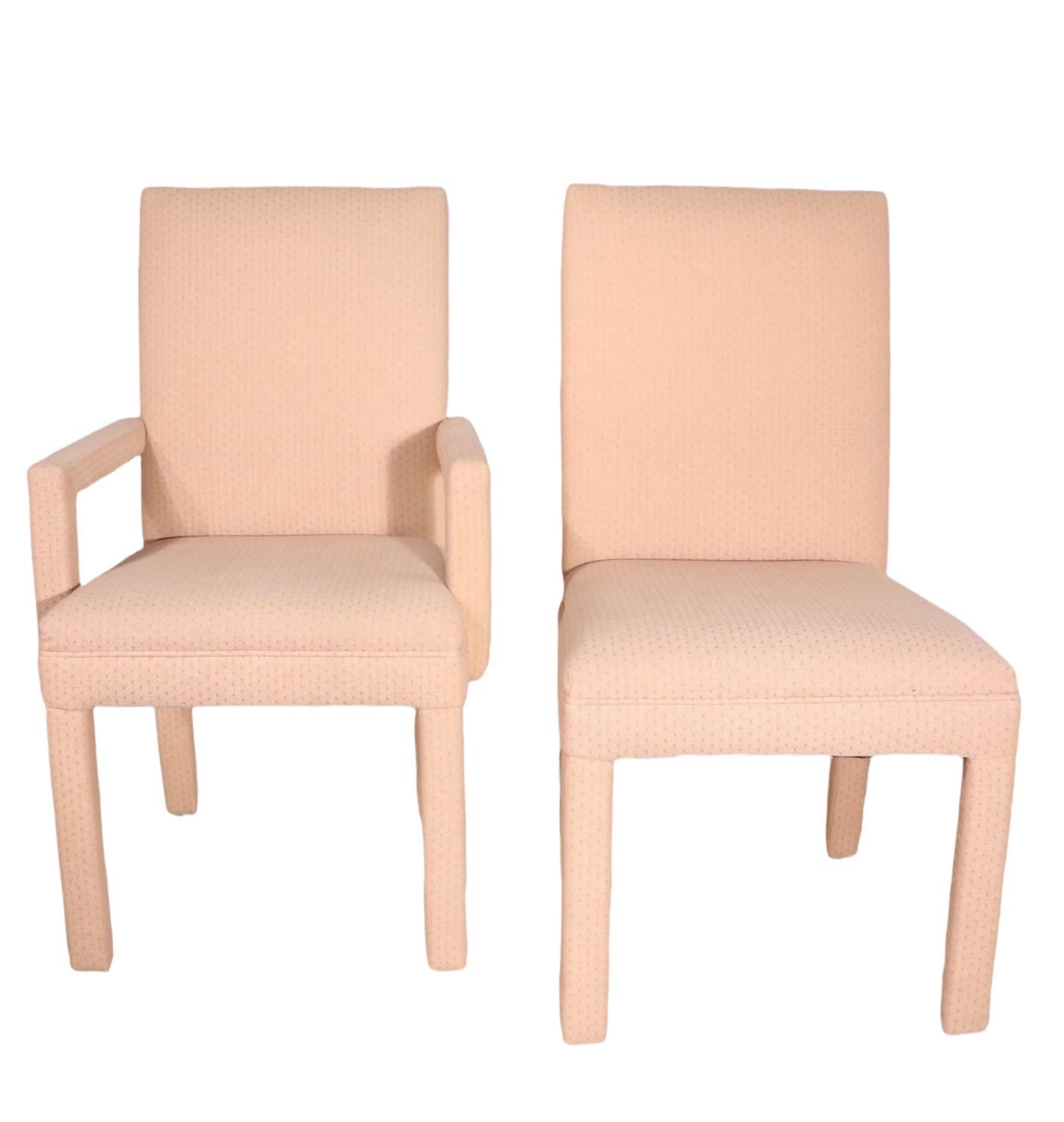 Ensemble chic de six chaises de salle à manger, en tissu texturé rose allover. L'ensemble comprend deux fauteuils et quatre chaises latérales. Tous sont en très bon état, propres, originaux et prêts à être utilisés. Les chaises sont vintage,