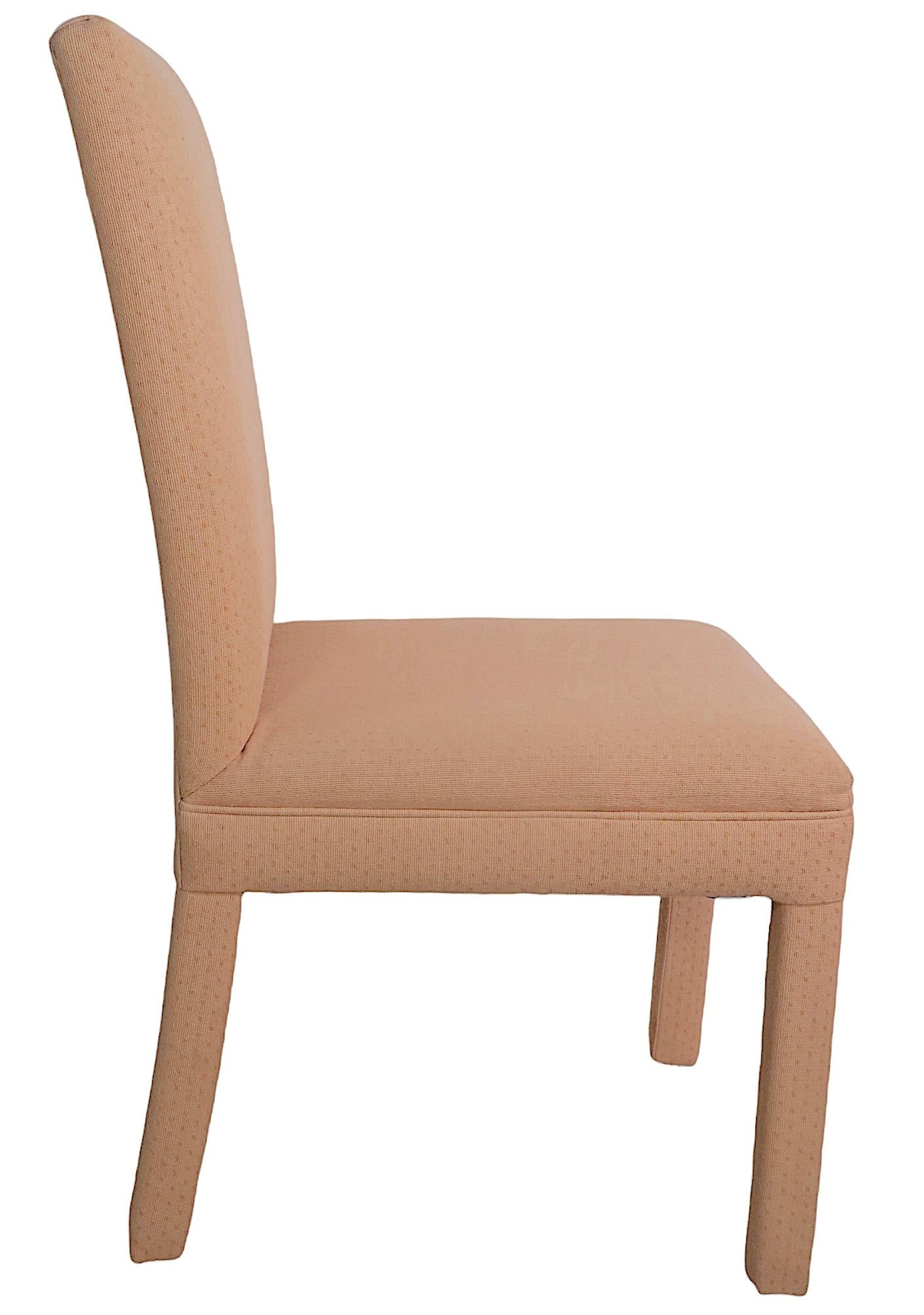 Tissu d'ameublement Ensemble de six chaises de salle à manger de style Parsons entièrement tapissées, d'après Baughman  en vente