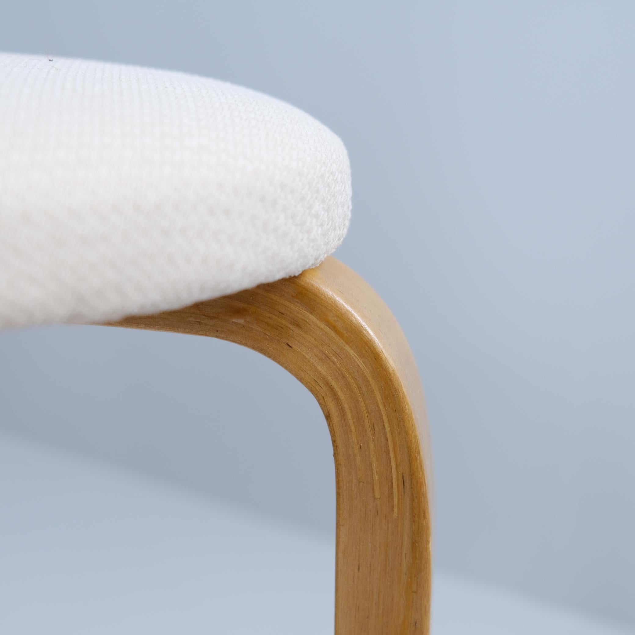 Satz von sechs Alvar Aalto Modell 65 Stühlen aus Birke und beigefarbenem Stoff,  Artek 1950er Jahre im Angebot 8