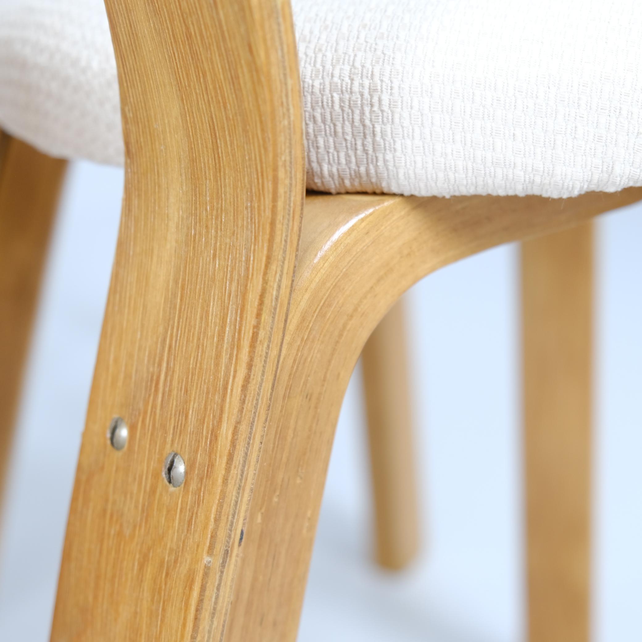 Satz von sechs Alvar Aalto Modell 65 Stühlen aus Birke und beigefarbenem Stoff,  Artek 1950er Jahre im Angebot 9