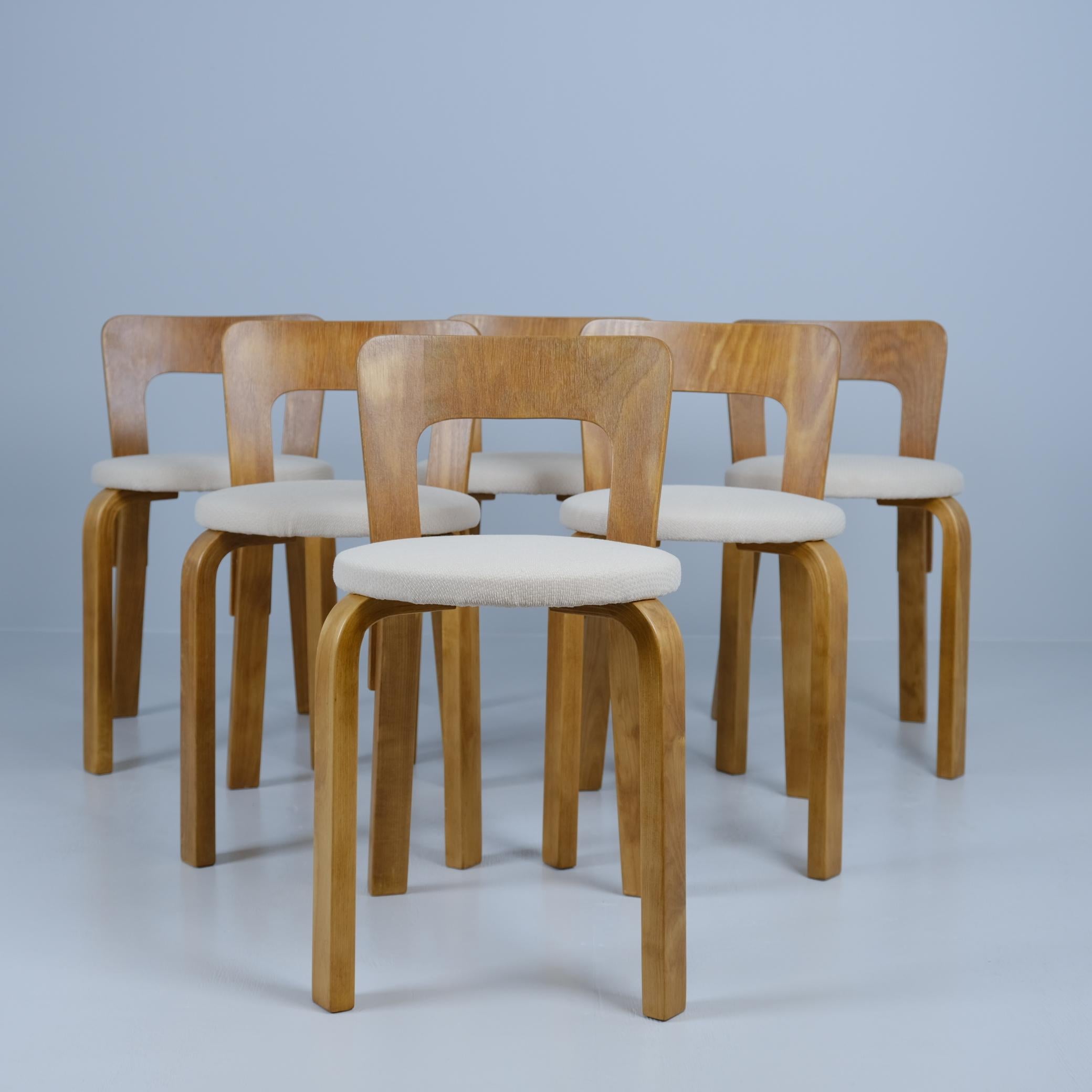Alvar Aalto entwarf eine große Anzahl von Stühlen für zahlreiche Haushalte und öffentliche Gebäude. Diese Stühle sind die Stühle mit der unteren Version der Rückenlehne, Modell Nr. 65. Die Stühle sind sehr solide und praktisch für den täglichen