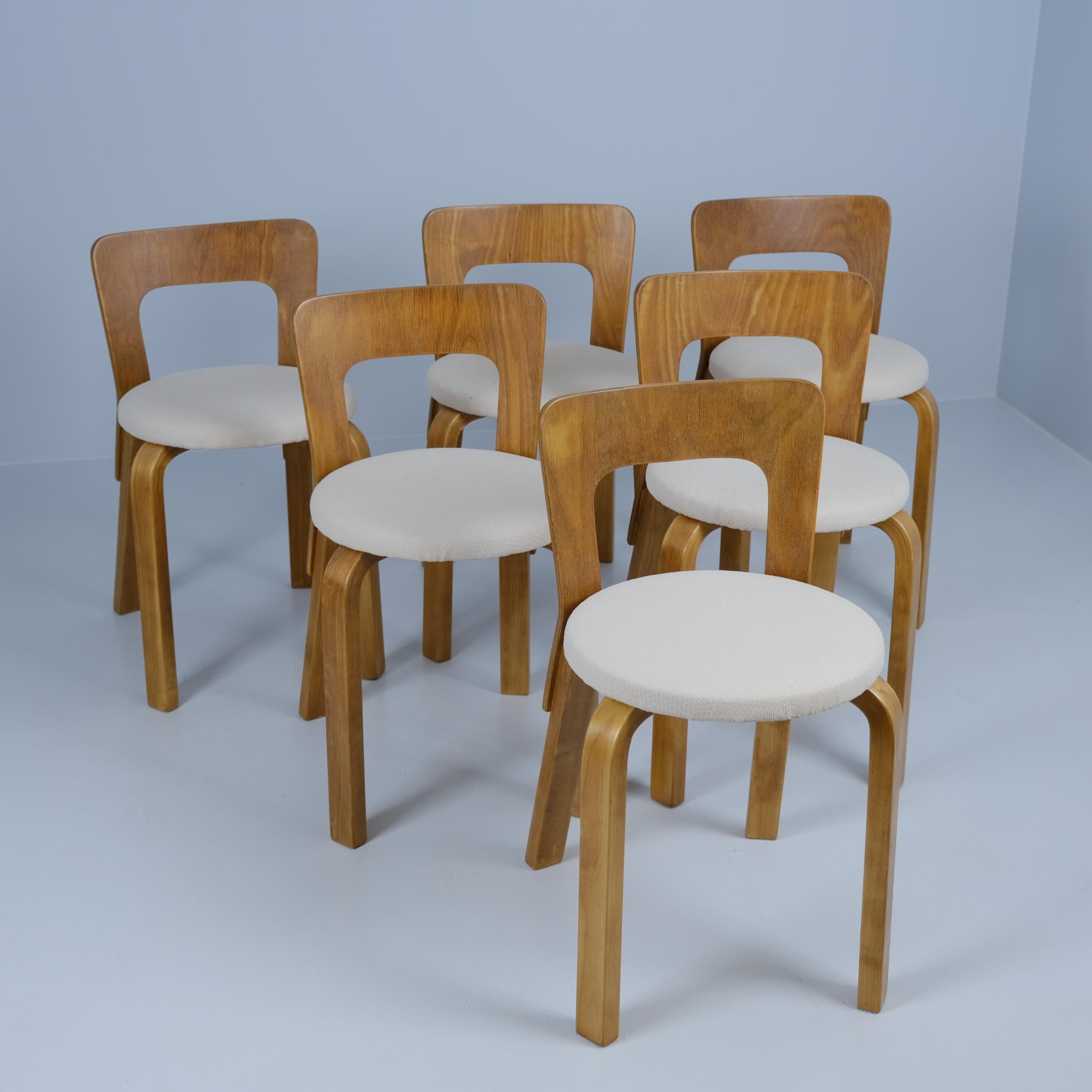 Satz von sechs Alvar Aalto Modell 65 Stühlen aus Birke und beigefarbenem Stoff,  Artek 1950er Jahre (Skandinavische Moderne) im Angebot