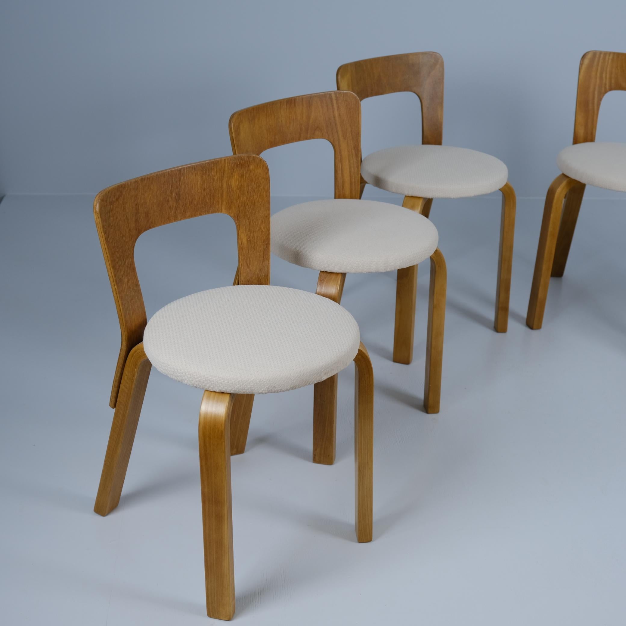 Satz von sechs Alvar Aalto Modell 65 Stühlen aus Birke und beigefarbenem Stoff,  Artek 1950er Jahre (Finnisch) im Angebot