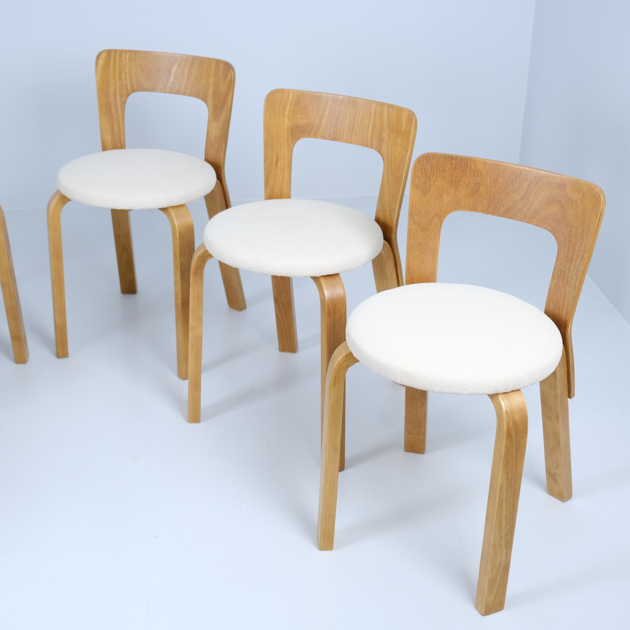 Satz von sechs Alvar Aalto Modell 65 Stühlen aus Birke und beigefarbenem Stoff,  Artek 1950er Jahre im Zustand „Gut“ im Angebot in Helsinki, FI