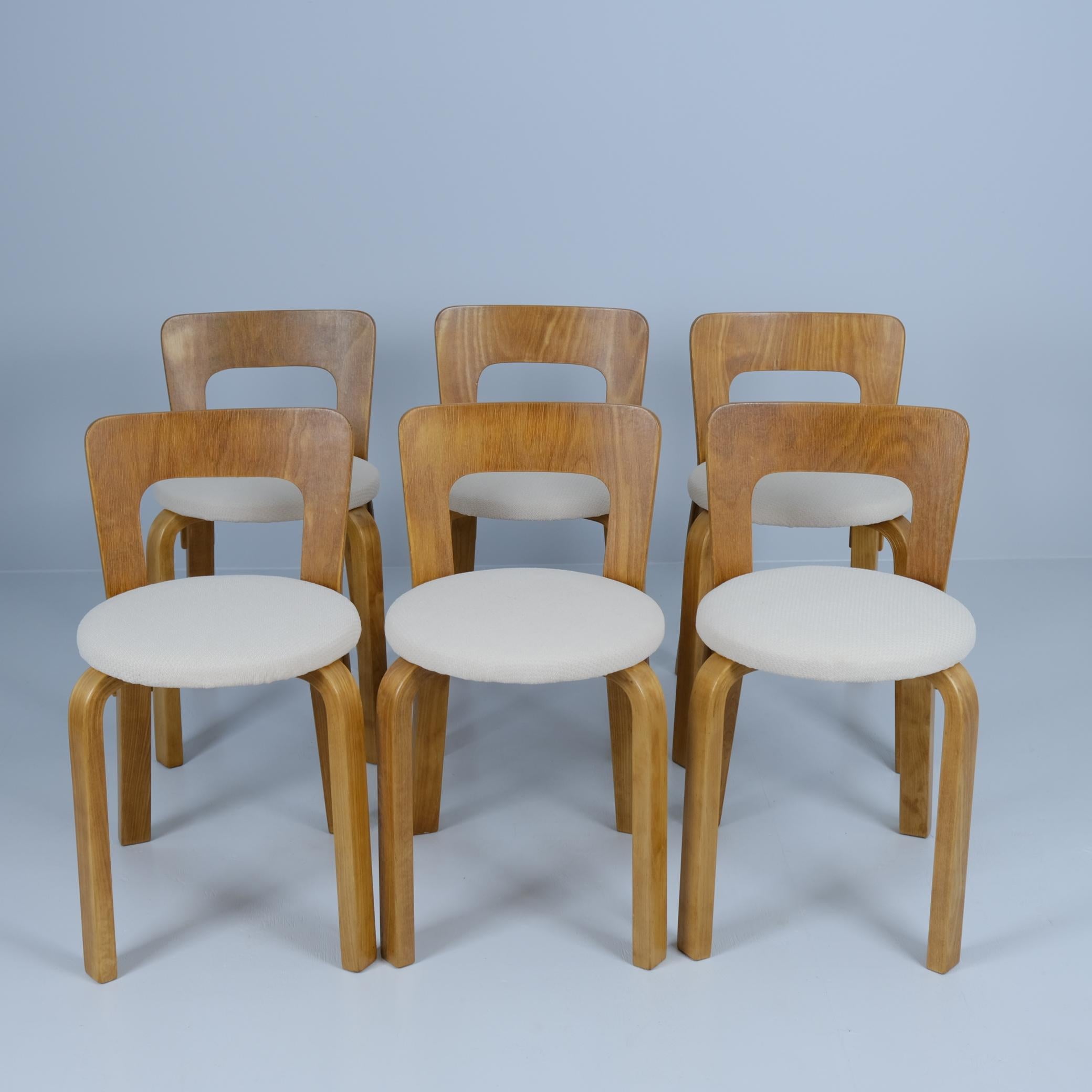 Satz von sechs Alvar Aalto Modell 65 Stühlen aus Birke und beigefarbenem Stoff,  Artek 1950er Jahre (Mitte des 20. Jahrhunderts) im Angebot