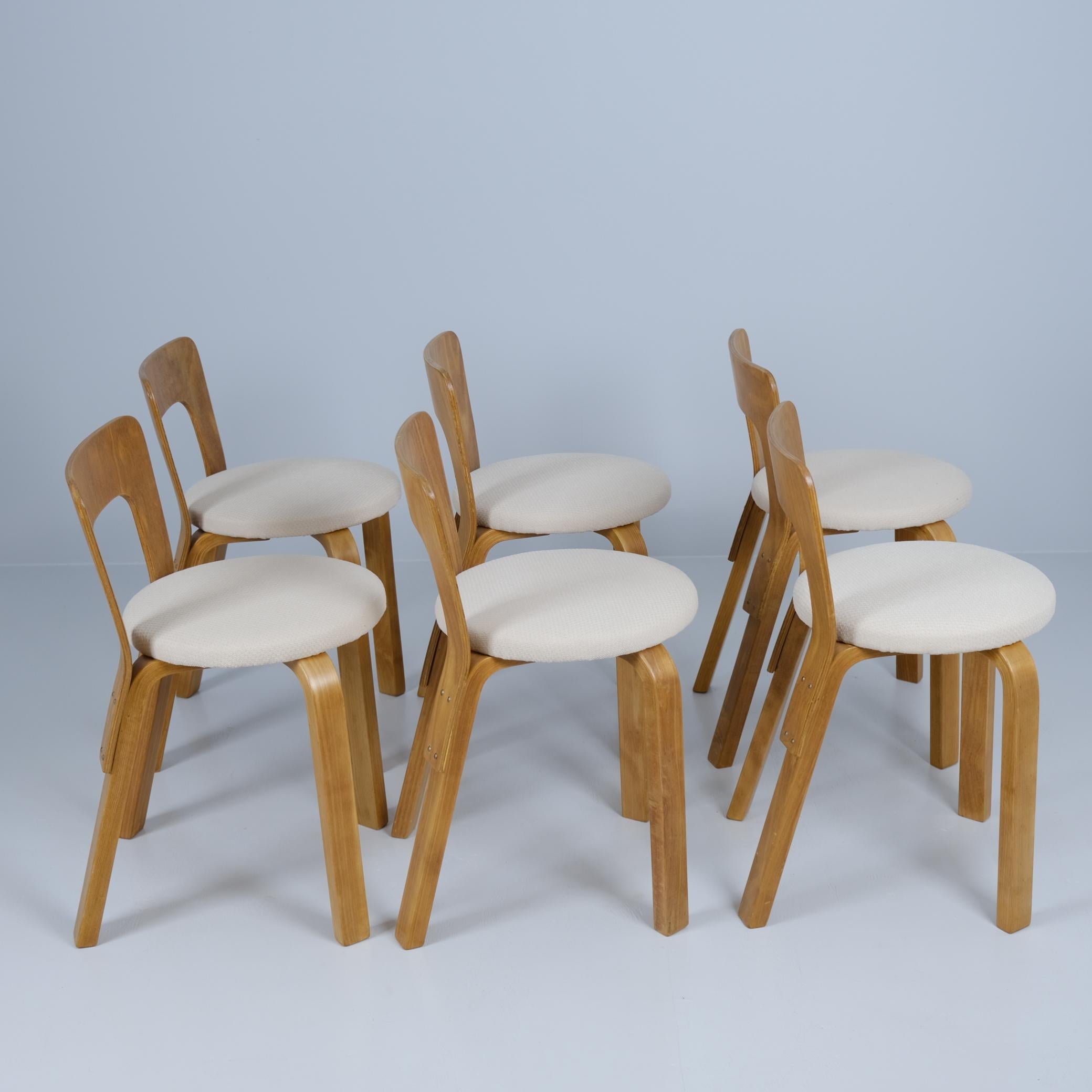 Satz von sechs Alvar Aalto Modell 65 Stühlen aus Birke und beigefarbenem Stoff,  Artek 1950er Jahre im Angebot 1