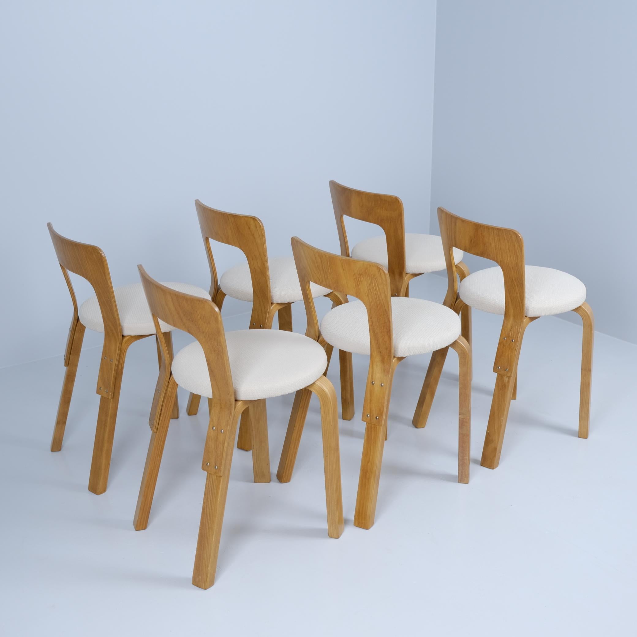 Satz von sechs Alvar Aalto Modell 65 Stühlen aus Birke und beigefarbenem Stoff,  Artek 1950er Jahre im Angebot 2