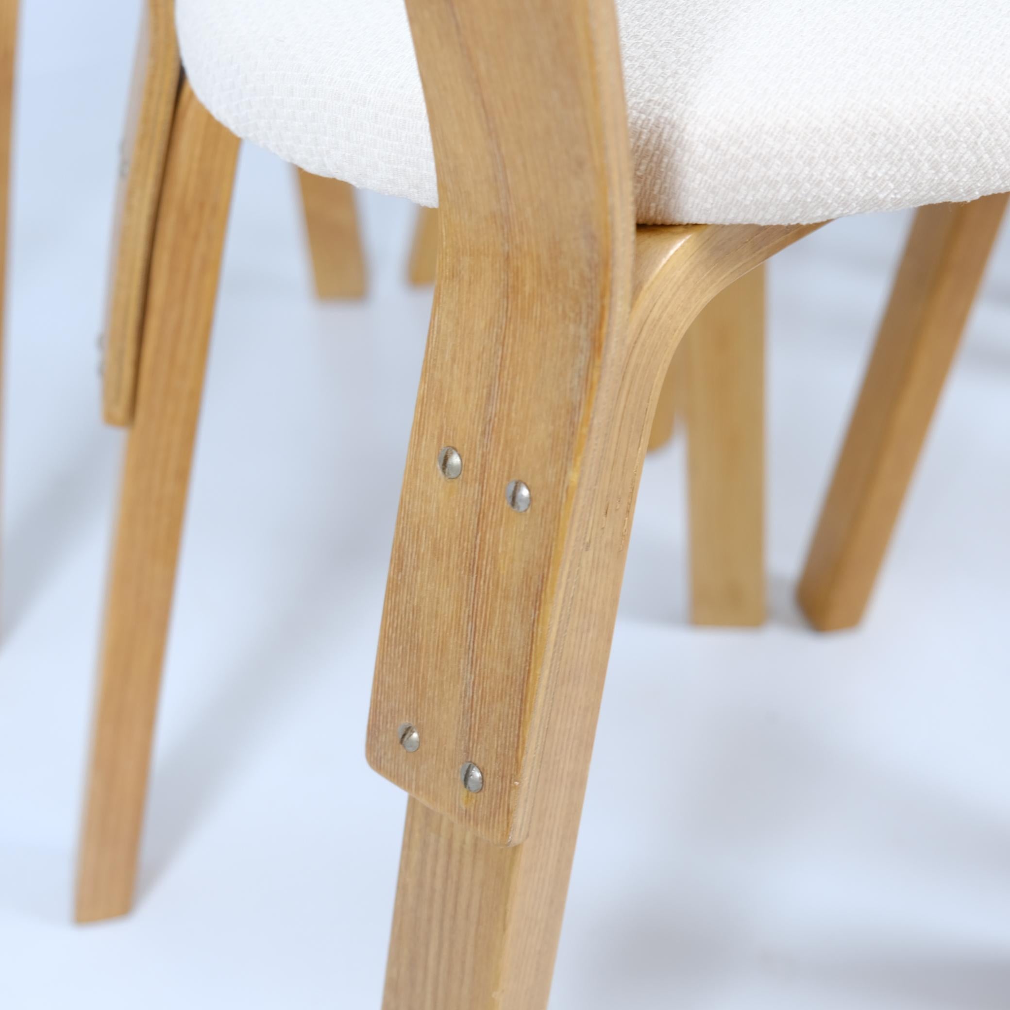 Satz von sechs Alvar Aalto Modell 65 Stühlen aus Birke und beigefarbenem Stoff,  Artek 1950er Jahre im Angebot 3