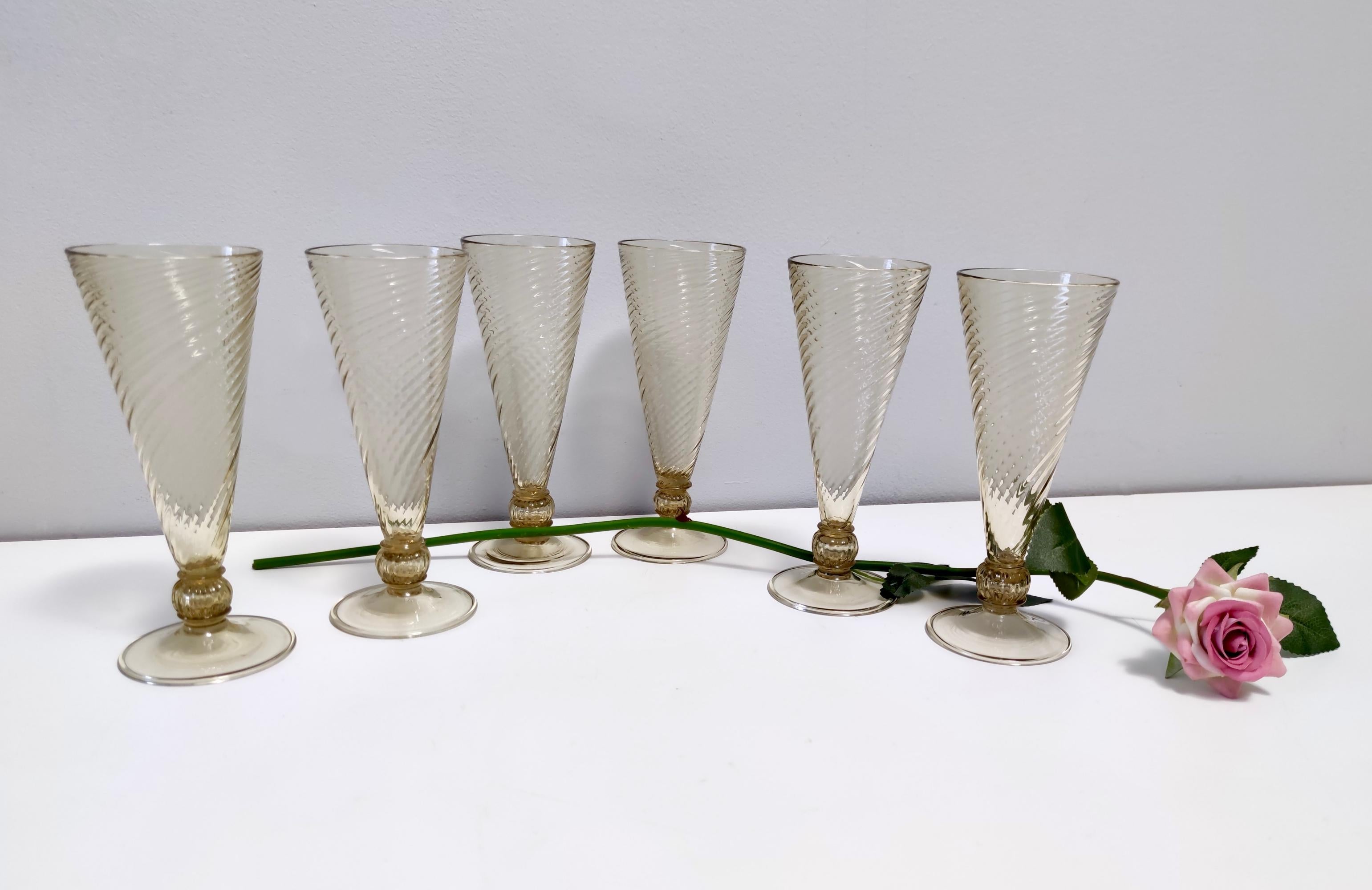 Hergestellt in Italien, 1930er Jahre.
Sie bestehen aus Murano-Glas und enthalten Kohlepartikel, die aufgrund des Herstellungsprozesses in das Glas eingearbeitet wurden: In den 1950er Jahren wurden in Murano nämlich Holzöfen verwendet. Dieses Detail
