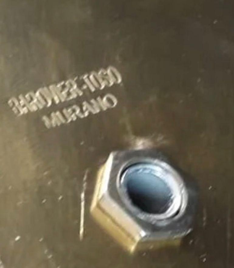 Rare ensemble de six appliques murales italiennes vintage de Barovier&Toso, conçues sous la forme de torchères. Chacune présente un abat-jour en verre de Murano ambre satiné, élégamment monté sur une monture en laiton avec des détails décoratifs de