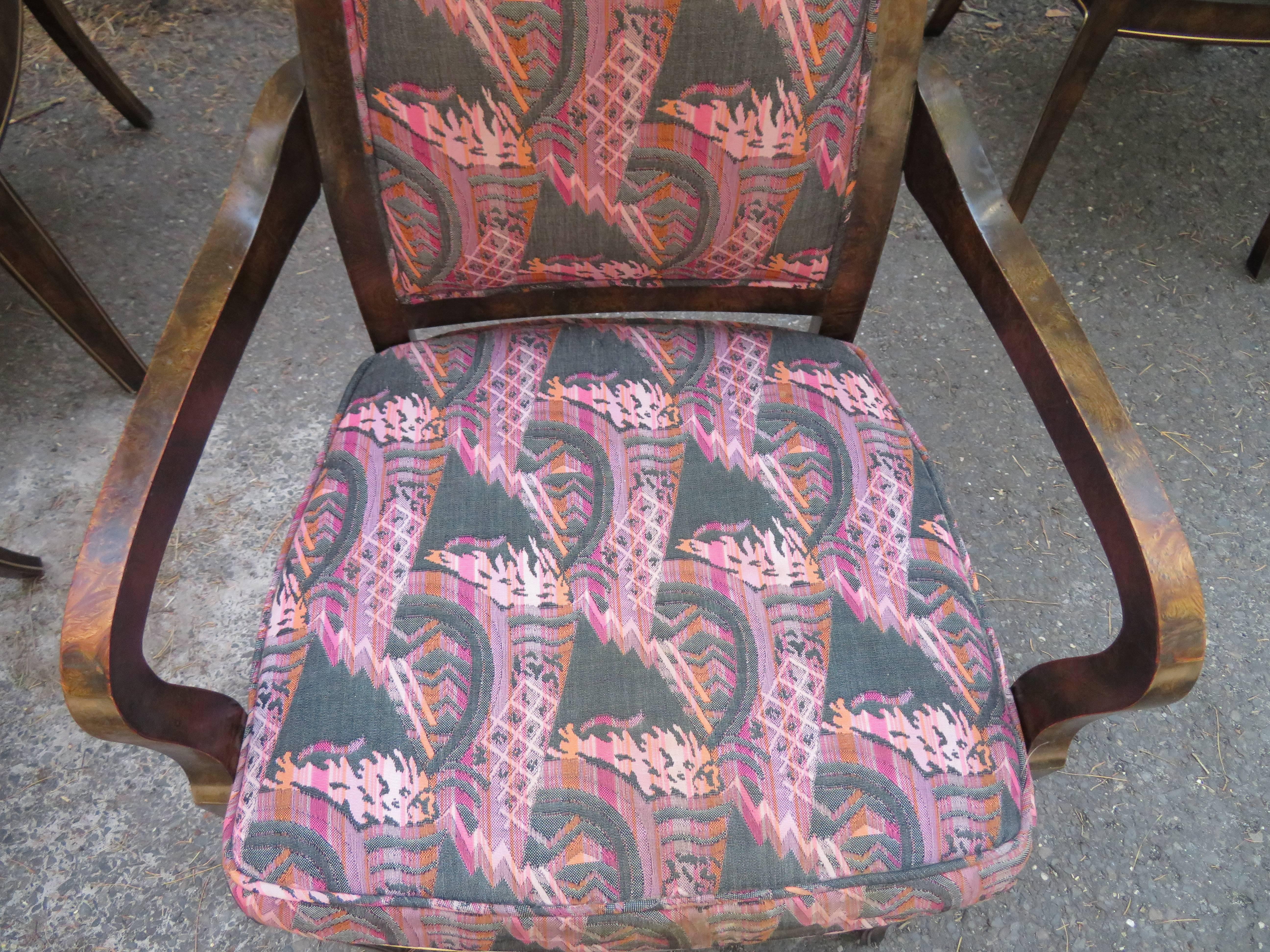 Tissu d'ameublement Ensemble de six chaises de salle à manger Mastercraft en amboyna et laiton, mi-siècle moderne en vente