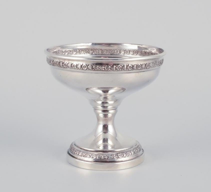 A set of six American sterling silver goblets.
Classic design adorned with flowers.
From the 1930s/40s.
Hallmarked.
In very good condition.
Dimensions: Height 7.8 cm x Diameter 8.4 cm.