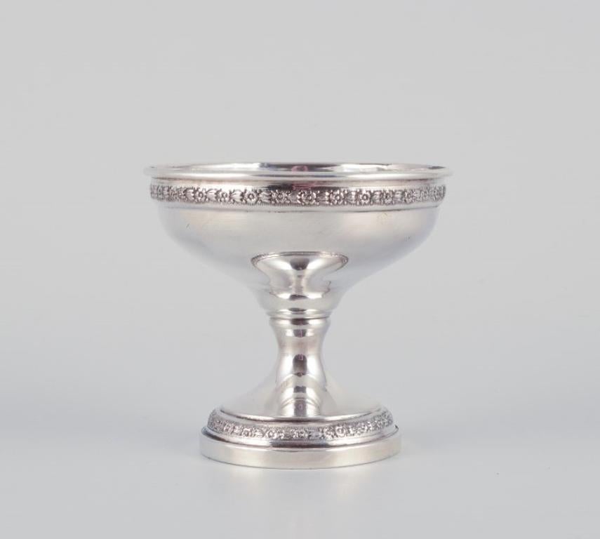 Set of six American sterling silver goblets. Classic design adorned with flowers In Good Condition For Sale In Copenhagen, DK