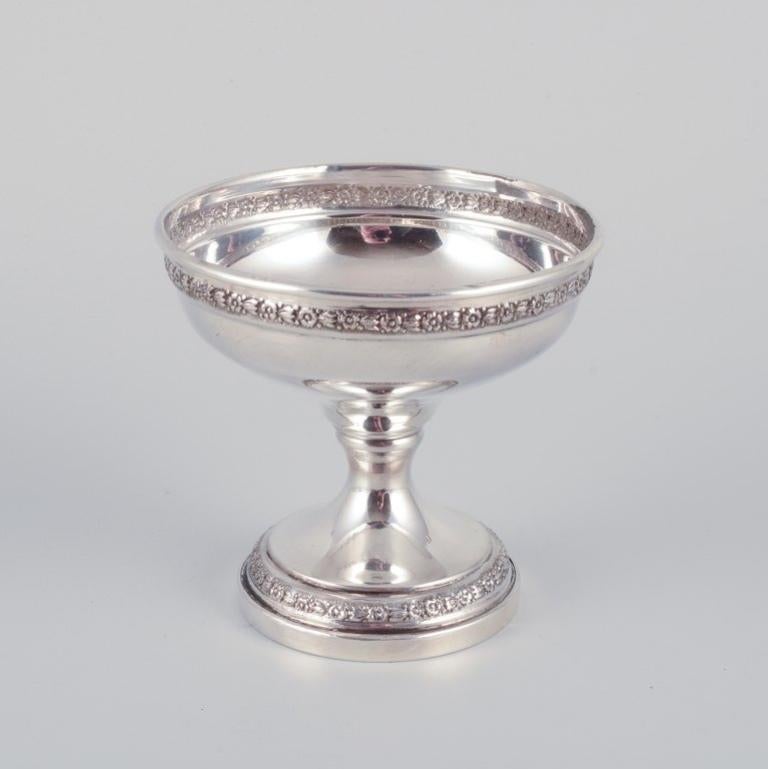 Mid-20th Century Set of six American sterling silver goblets. Classic design adorned with flowers For Sale