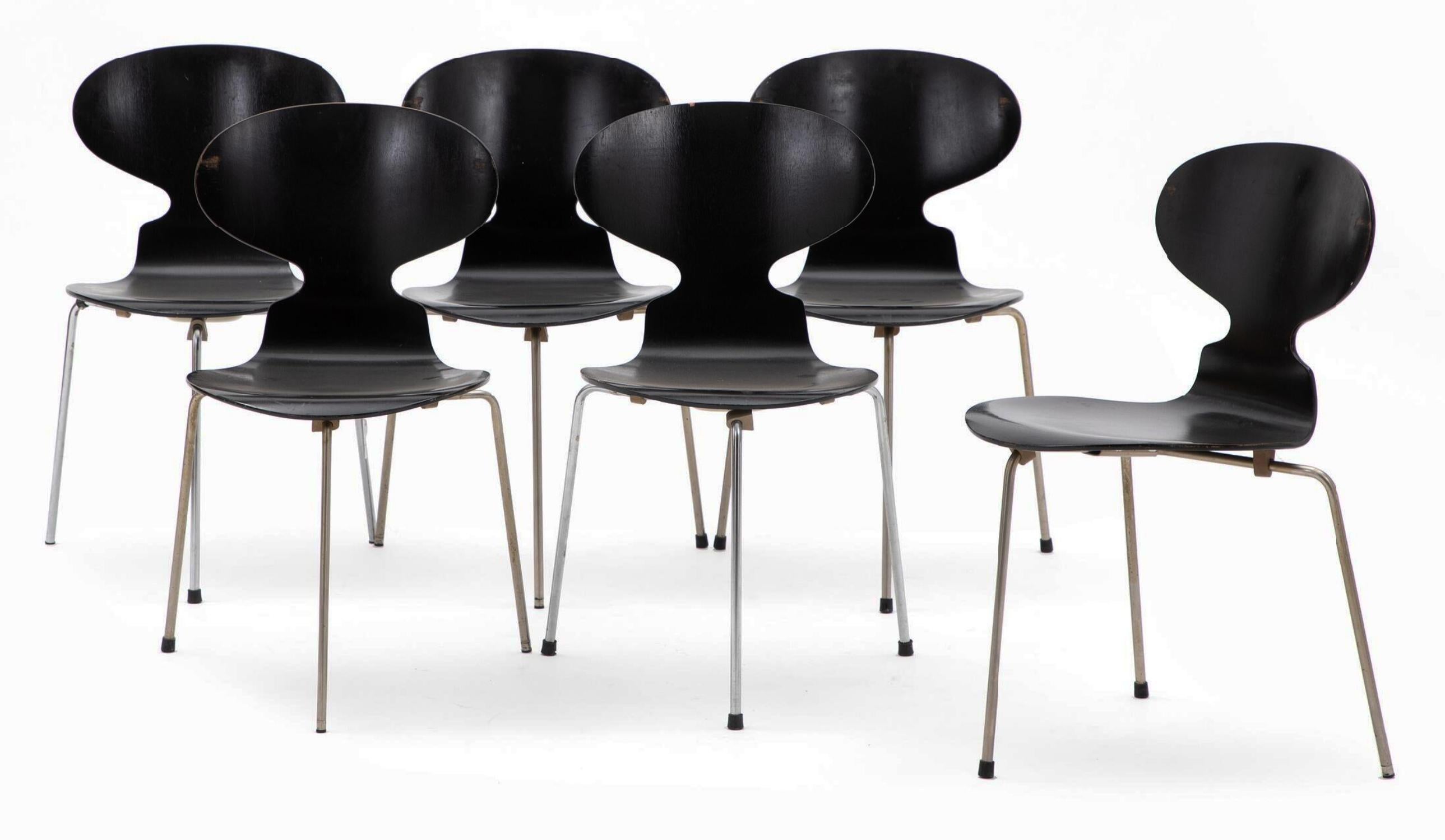 Satz von sechs frühen Ameisenstühlen desingen in 1952 in Dänemark von Arne Jacobsen Mod. 3100 für Fritz Hansen. Sitz und Rückenlehne aus lackiertem Sperrholz auf einem Stahlrahmen. In einem guten Zustand mit einigen Gebrauchsspuren, kleine