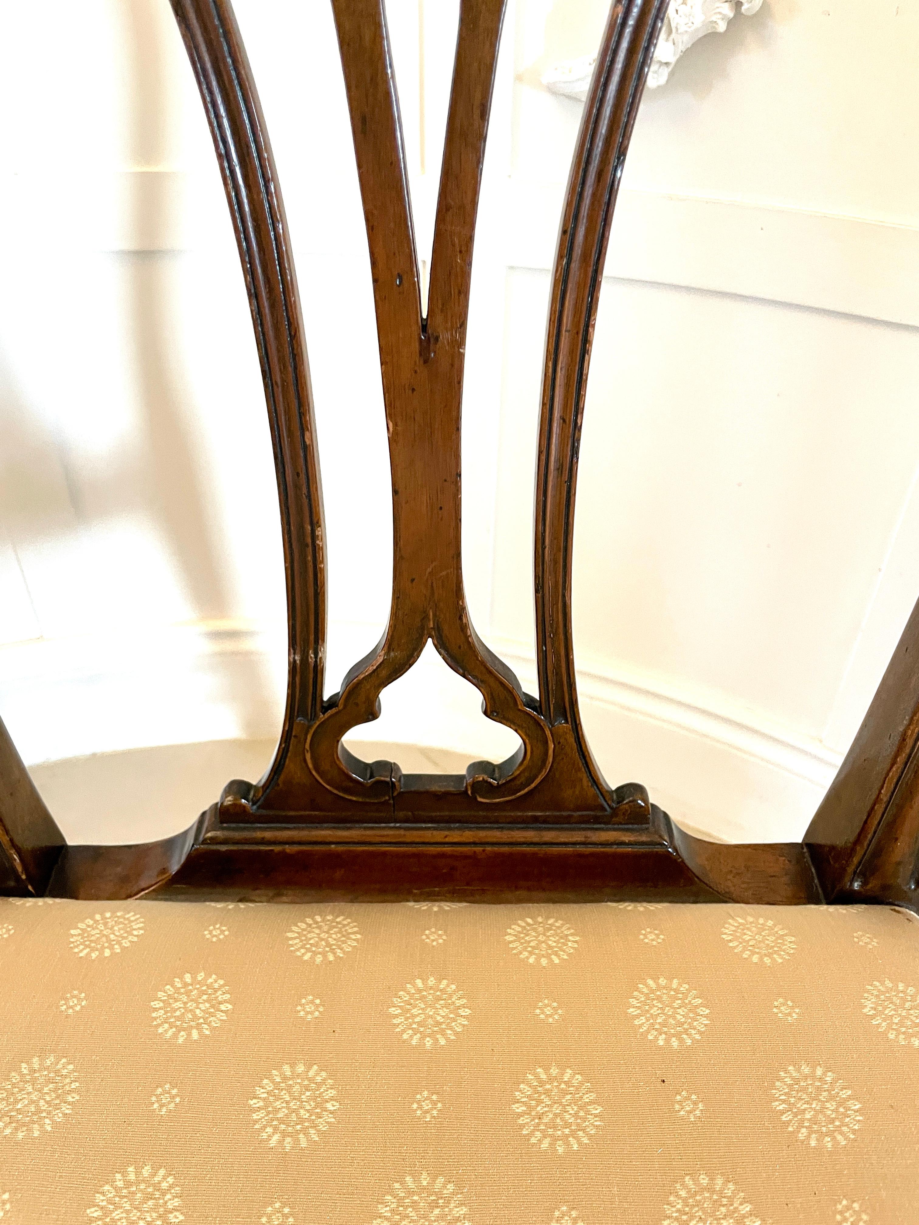Ensemble de six chaises de salle à manger en acajou sculpté de qualité, datant du 19e siècle, comprenant deux chaises coudées et quatre chaises simples, ayant des dossiers en acajou sculpté de qualité, avec un dossier percé sculpté
les fauteuils