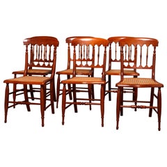 Ensemble de six chaises de salle à manger anciennes en châtaignier à dossier fuseau:: vers 1910