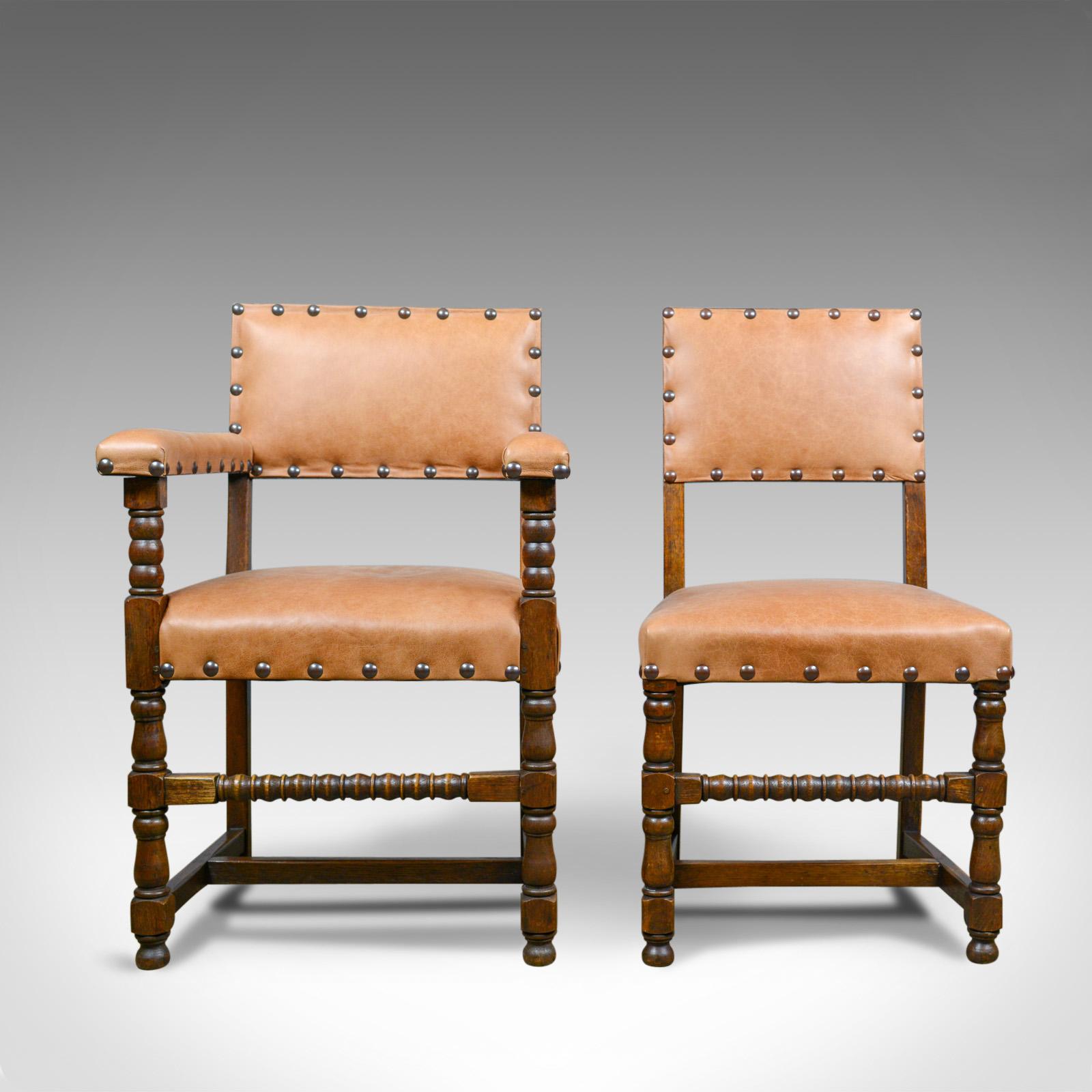 Dies ist ein Satz von sechs antiken Esszimmerstühlen:: Edwardian 17th century revival. Gefertigt aus englischer Eiche und Leder aus dem frühen 20. Jahrhundert:: um 1910. 

Ein Paar Schnitzer plus vier Beistellstühle
Edwardian im Stil des 17.