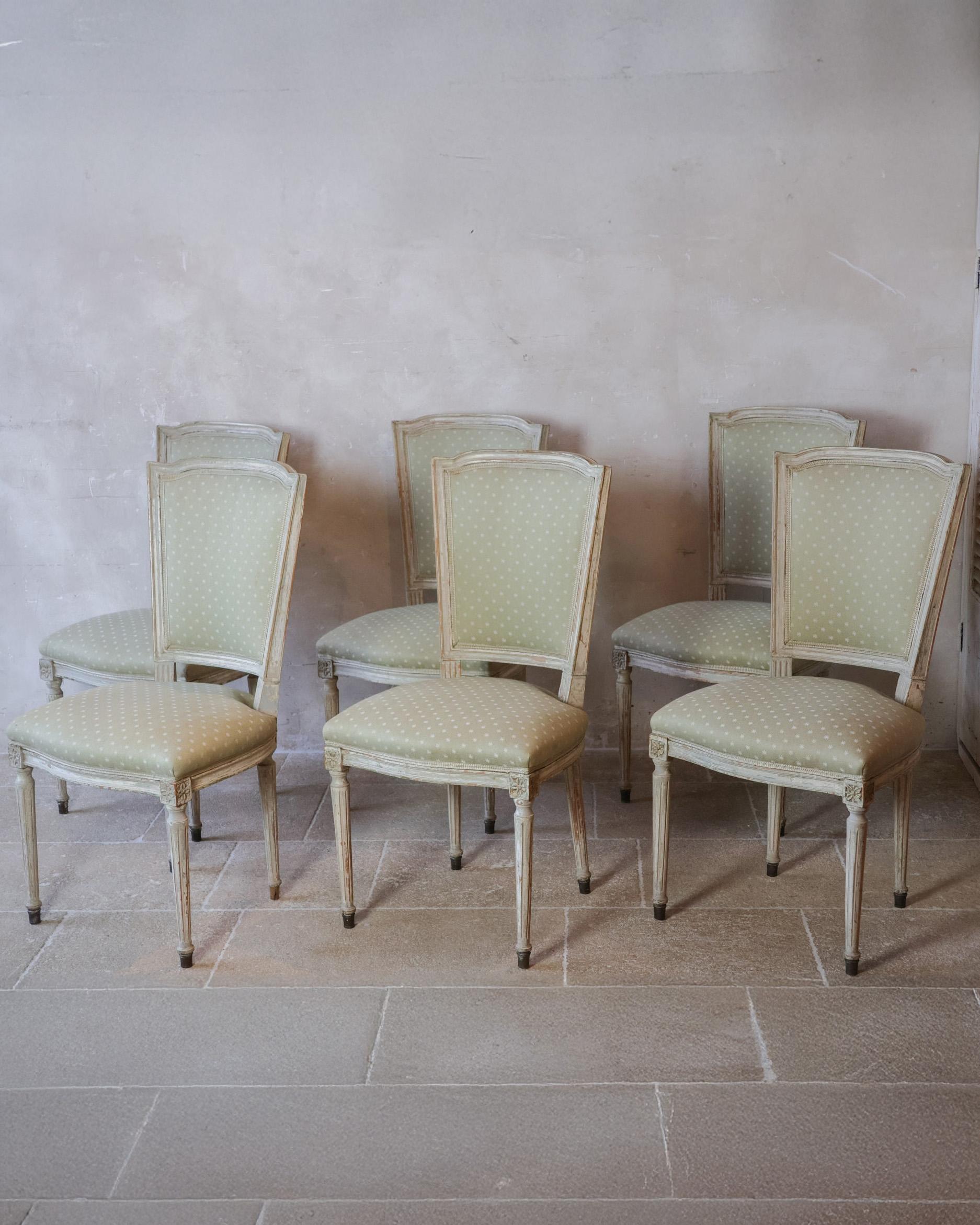 Louis XVI Ensemble de six chaises de salle à manger françaises anciennes en vente
