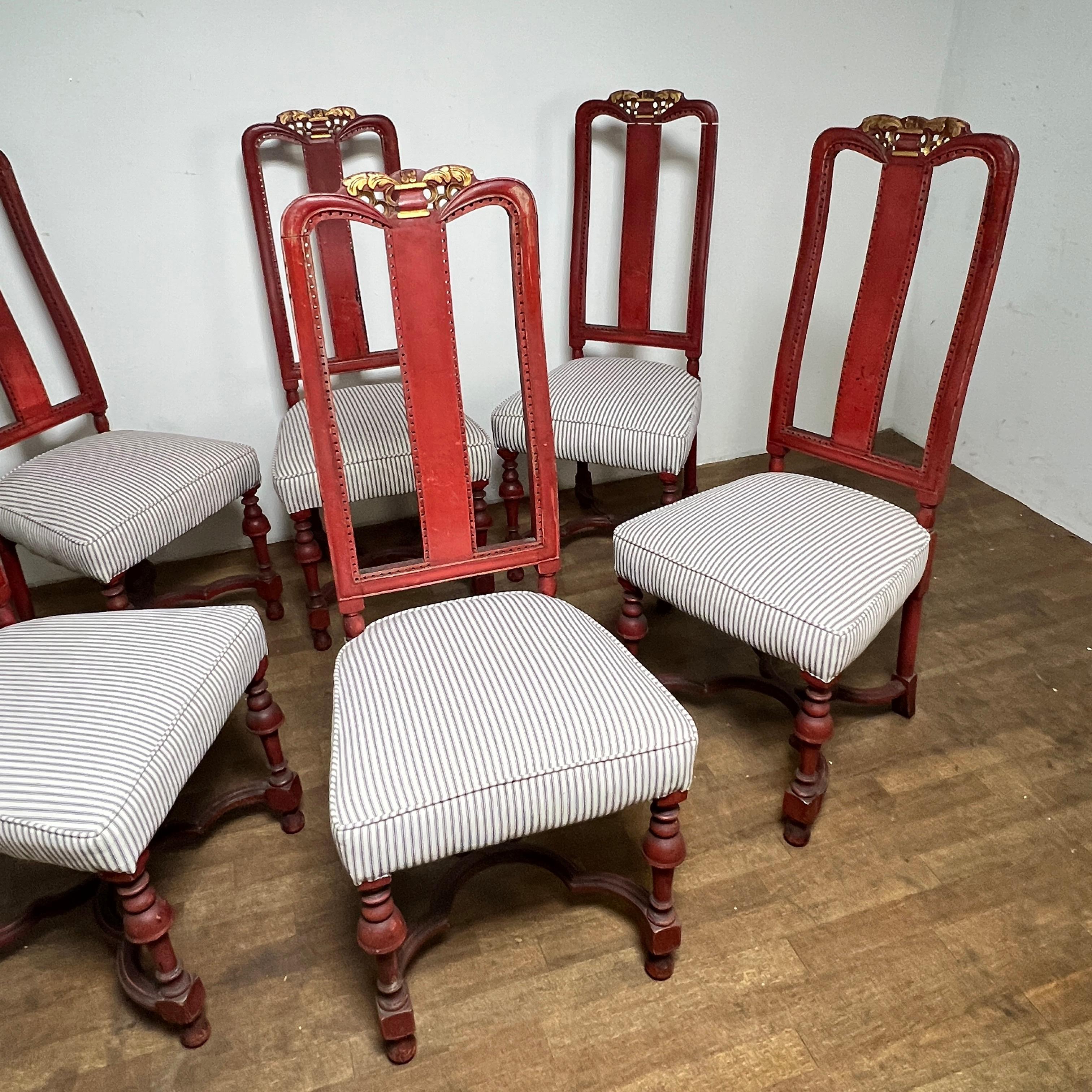 Ein Satz von sechs französischen Hammelbein-Esszimmerstühlen aus dem 19. Sie wurden von den früheren Besitzern geborgen und kunstvoll in einem antiken Mauve-Finish aufgearbeitet. Die Rattan-Rückenlehnen waren nicht mehr zu reparieren, aber die