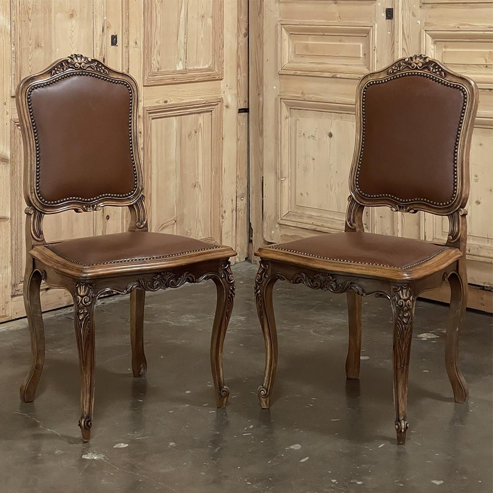Imitation cuir Ensemble de six chaises de salle à manger anciennes françaises Louis XIV en noyer en vente