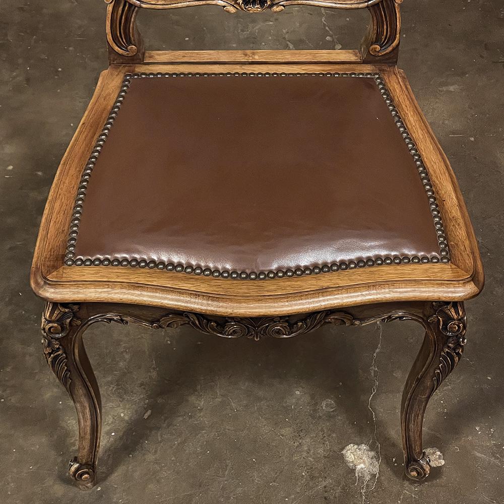 Ensemble de six chaises de salle à manger anciennes françaises Louis XIV en noyer en vente 6
