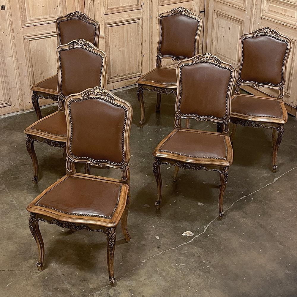 Satz von sechs antiken französischen Louis XIV.-Esszimmerstühlen aus Nussbaumholz (Französisch) im Angebot
