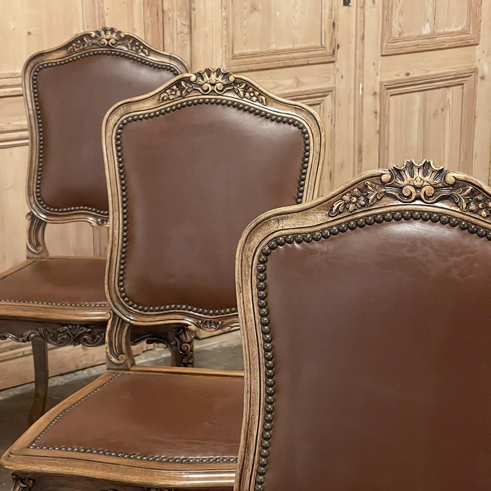 Satz von sechs antiken französischen Louis XIV.-Esszimmerstühlen aus Nussbaumholz (Kunstleder) im Angebot