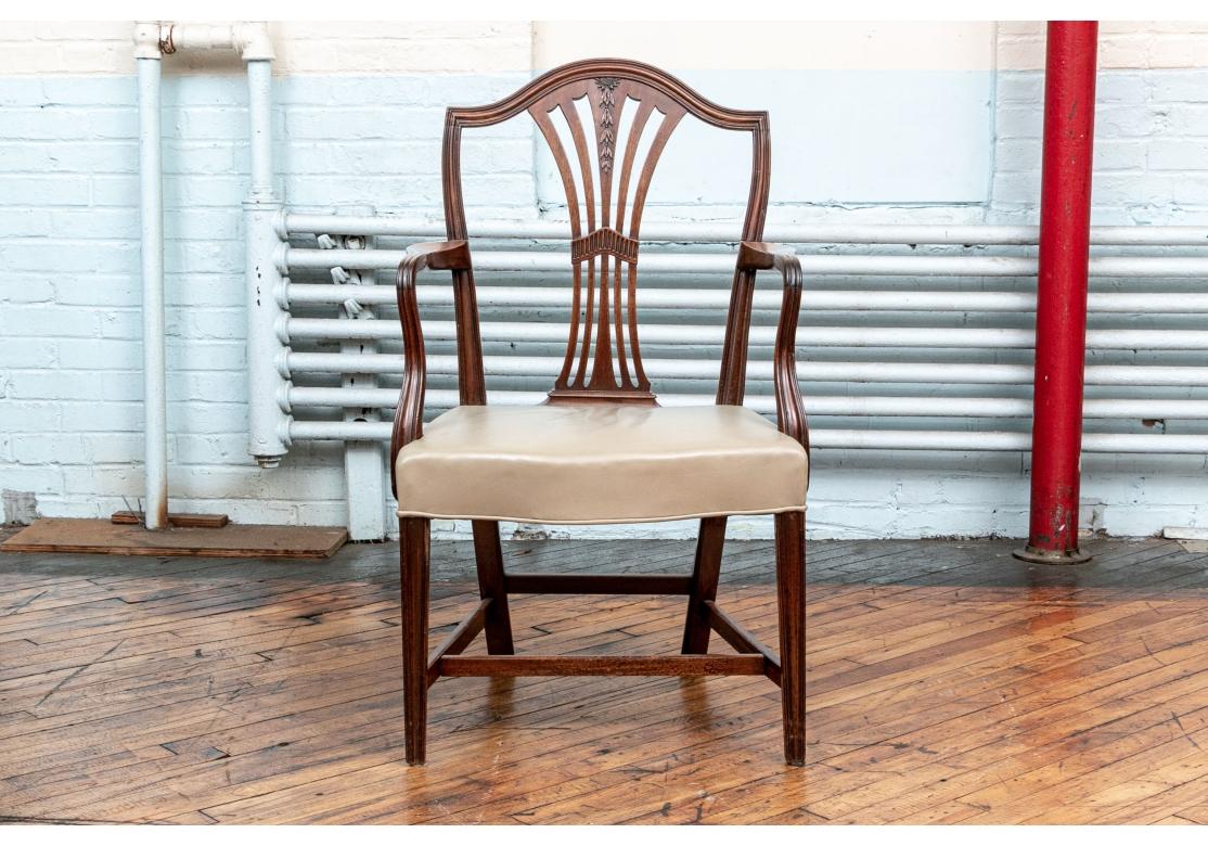 Se recomienda la restauración de este conjunto de sillas de estilo Hepplewhite de los años 20 y posiblemente anteriores. Incluye dos sillones con brazos y cuatro sillas auxiliares. Con barandillas de cresta tallada y tablillas caladas en forma de