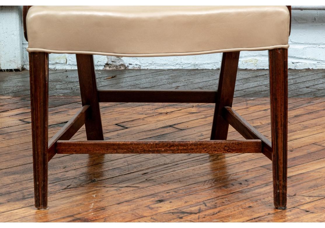 Juego de seis sillas de comedor antiguas estilo Hepplewhite para restaurar cuero de imitación en venta